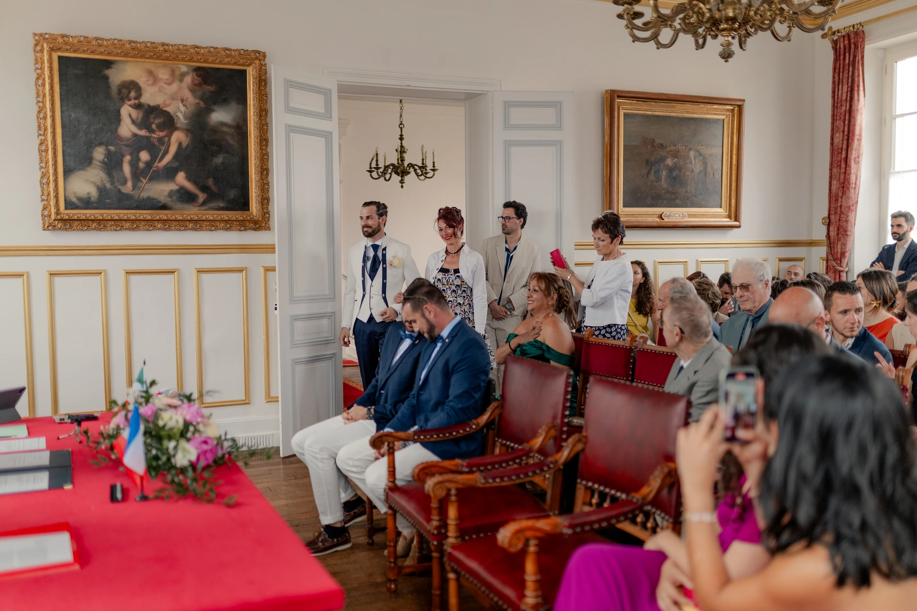 La novia Deus bailando in white gown at outdoor recepción – fotografía de boda Francia