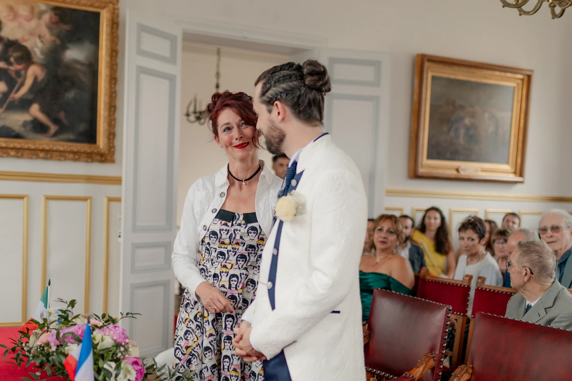 Couple bailando together under jardín trees – fotografía de boda Milly-la-Forêt