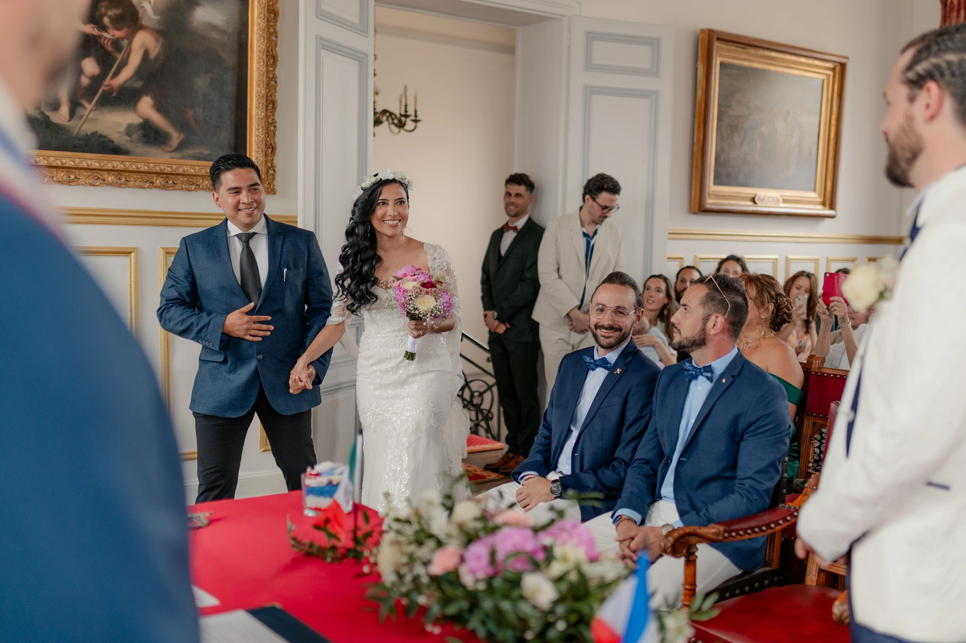 La novia y el novio candid outdoor moment at recepción – Deus y Romain boda Milly-la-Forêt