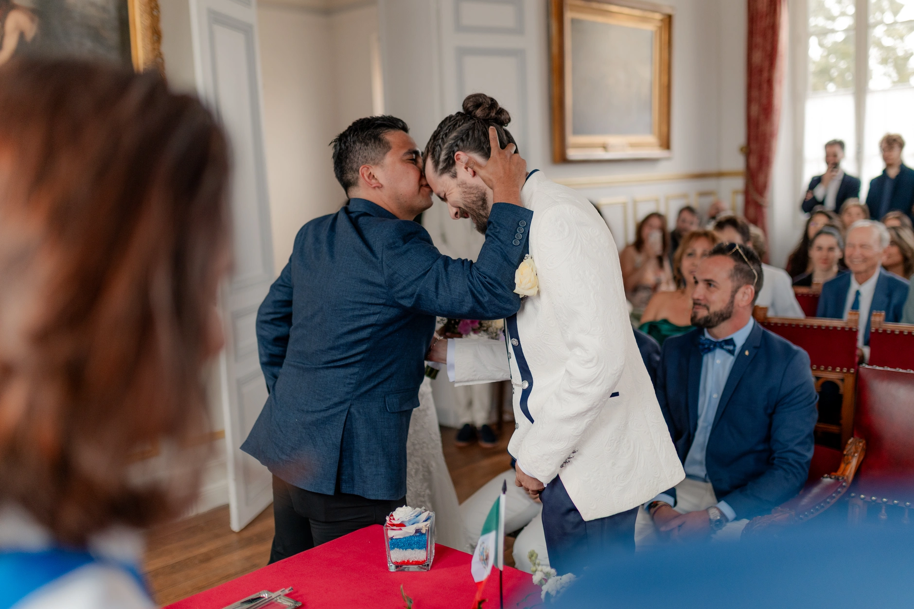 Colorful guest dresses at outdoor recepción – boda Milly-la-Forêt Francia