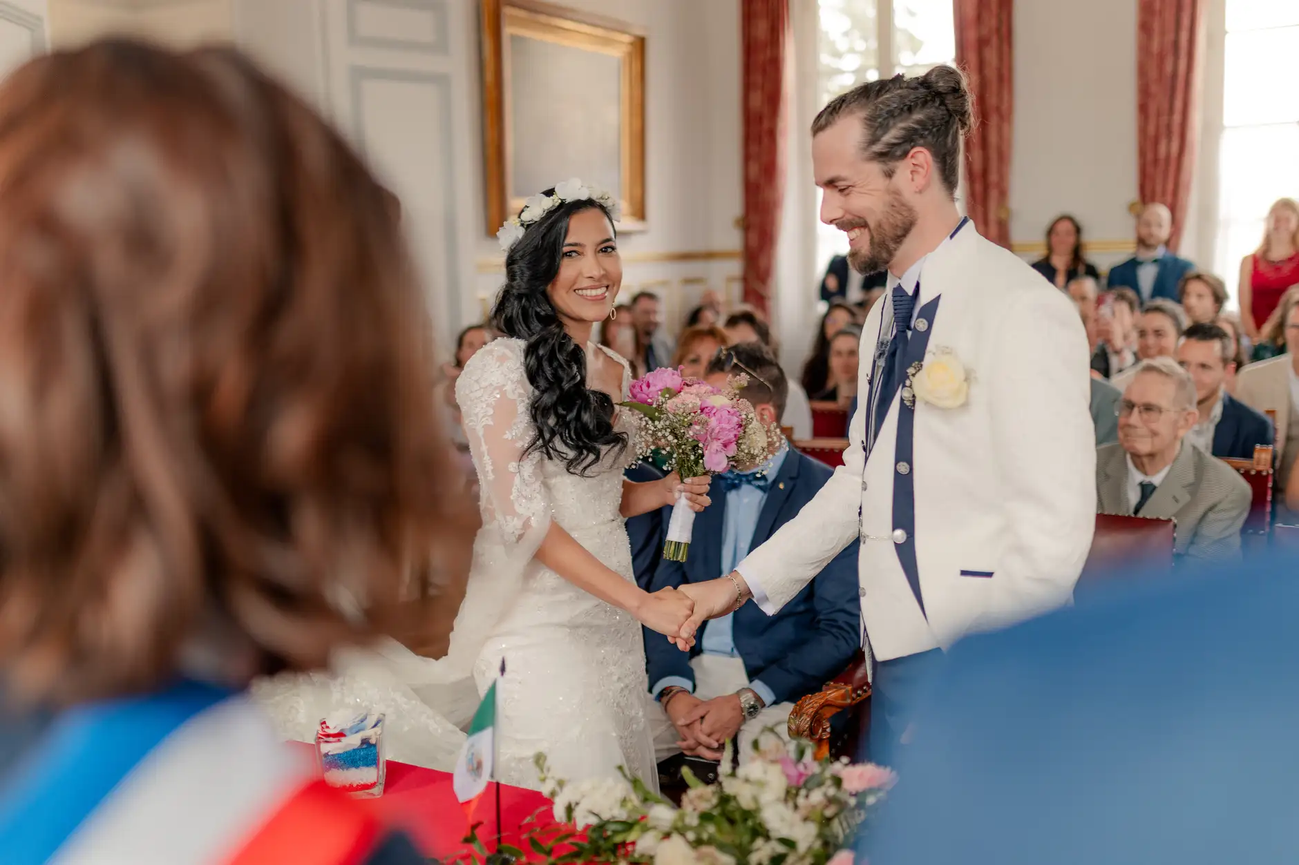 Wide lawn shot of outdoor recepción – Deus y Romain boda Francia