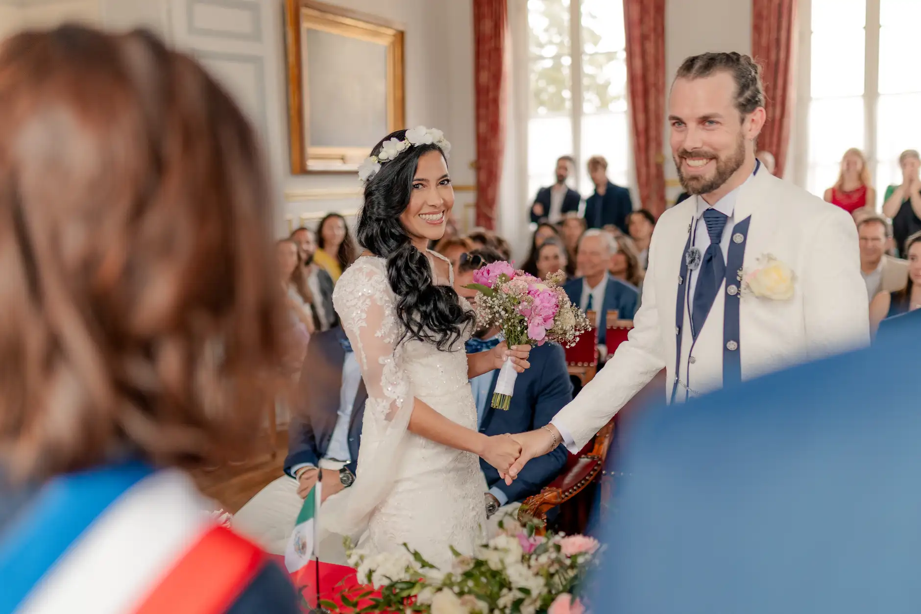 Couple amid celebrating invitados al aire libre – fotografía de boda Milly-la-Forêt Francia