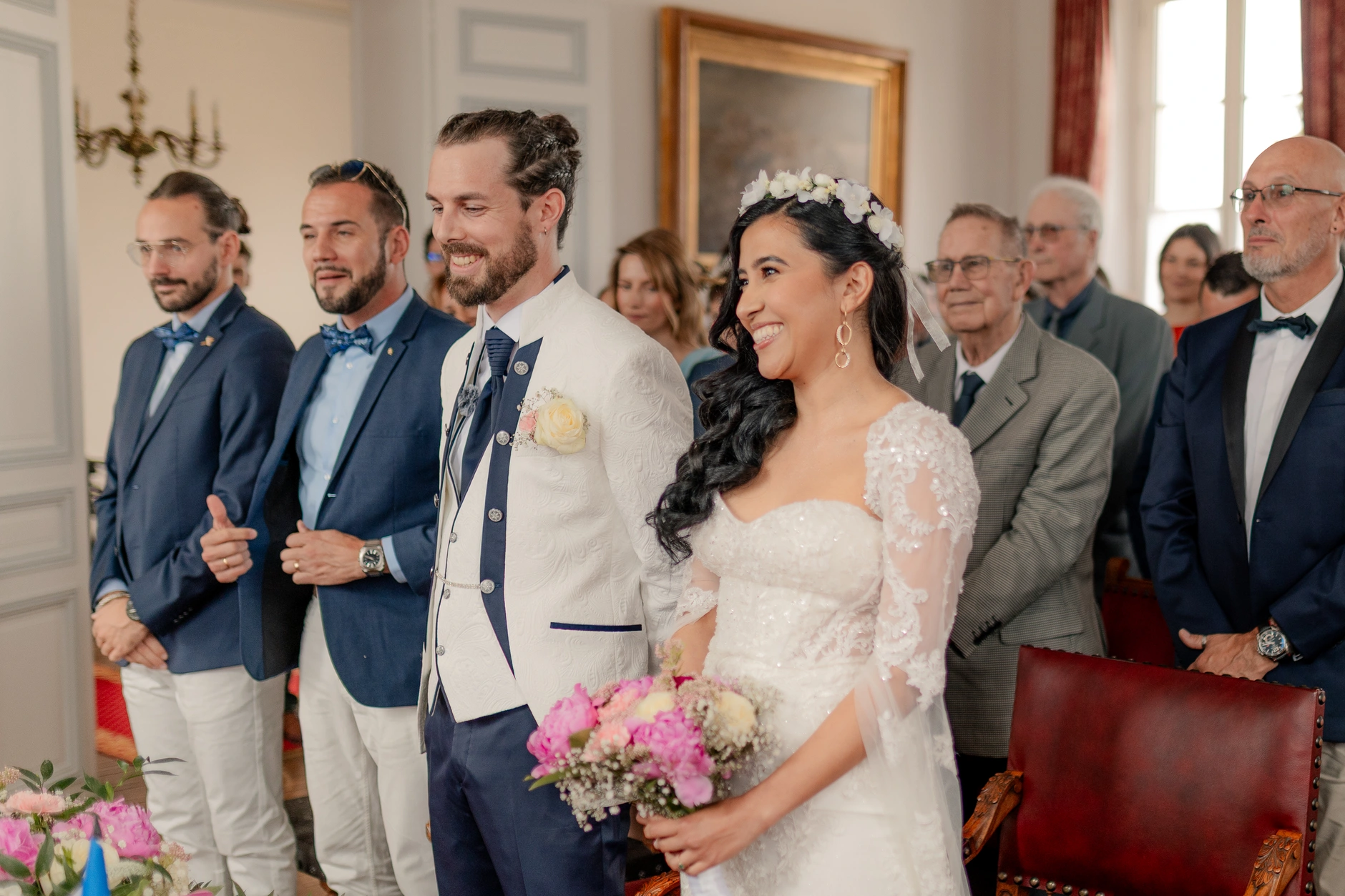 Invitados bailando freely on lawn – fotografía de boda Milly-la-Forêt