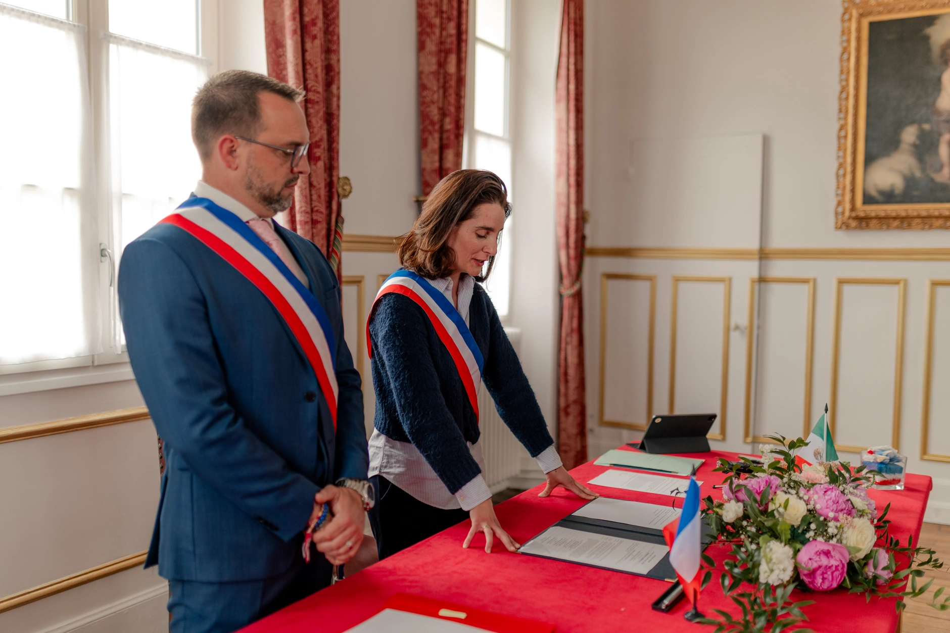 Outdoor celebration scene, luz dorada – boda Milly-la-Forêt Francia