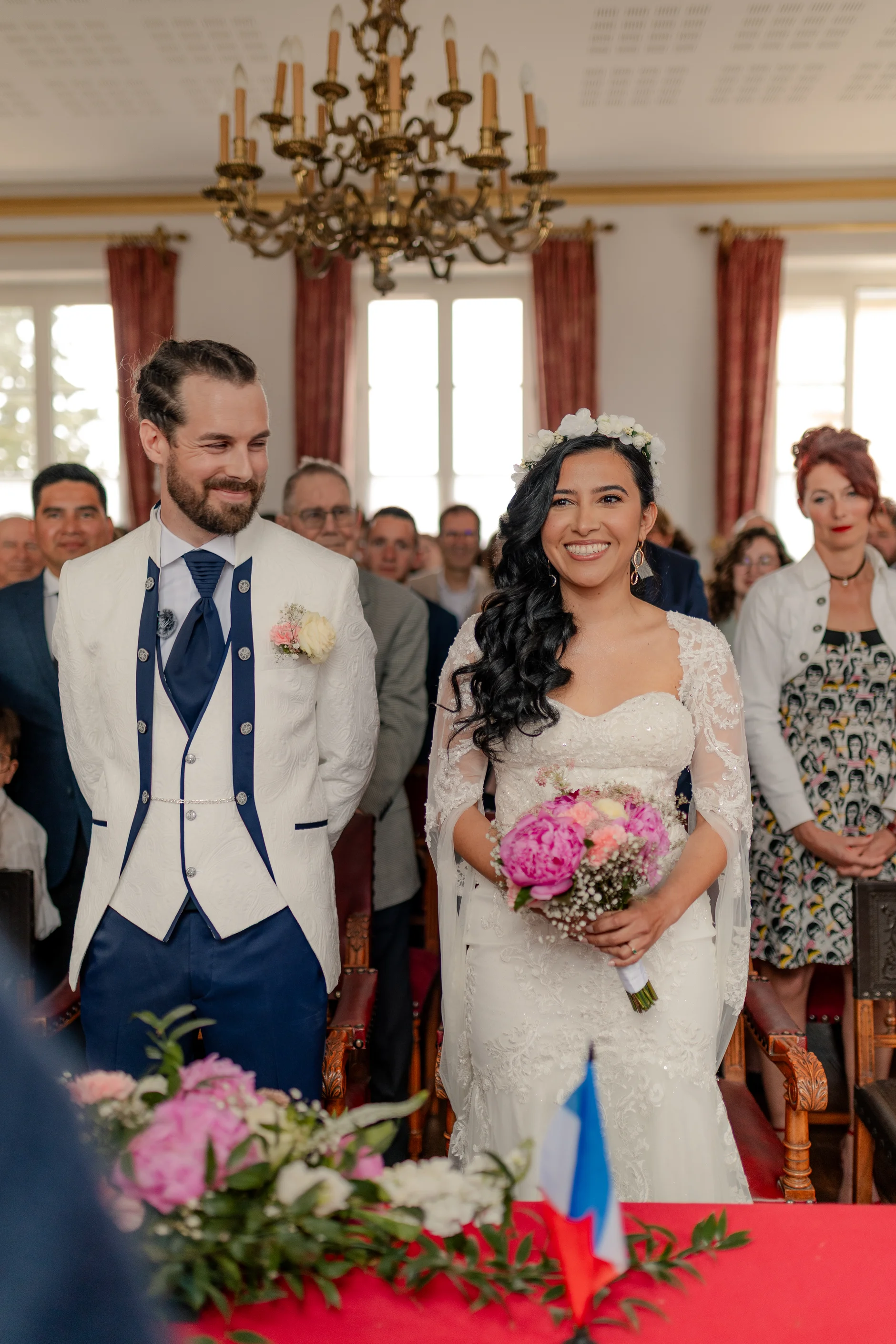 Invitados singing and celebrating al aire libre – fotografía de boda Milly-la-Forêt Francia