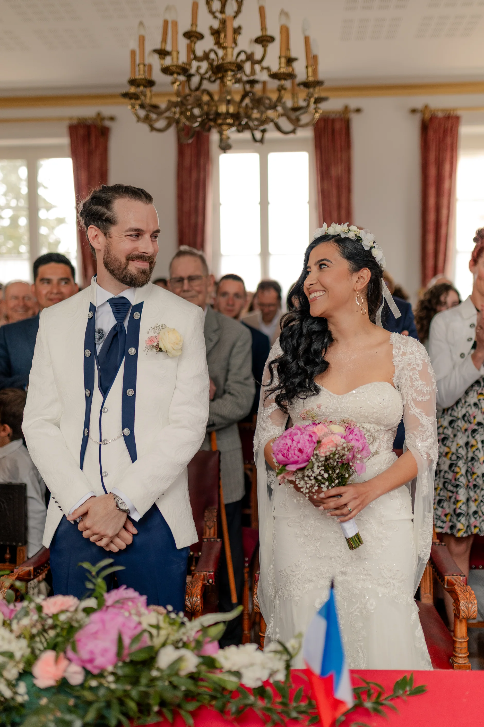 La novia Deus alegre at outdoor recepción – Deus y Romain boda Francia