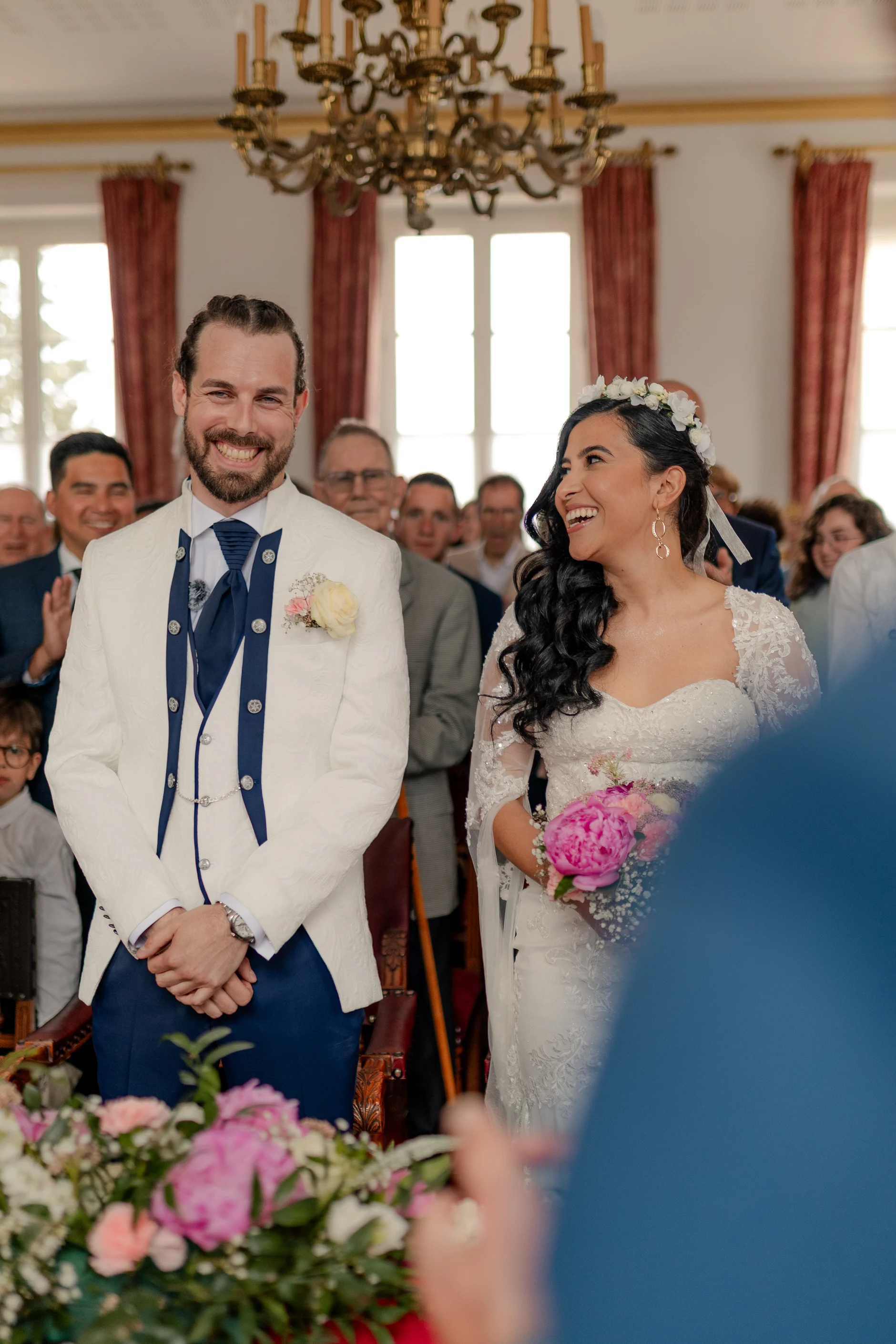 Outdoor wedding recepción candid – fotografía de boda Milly-la-Forêt Francia