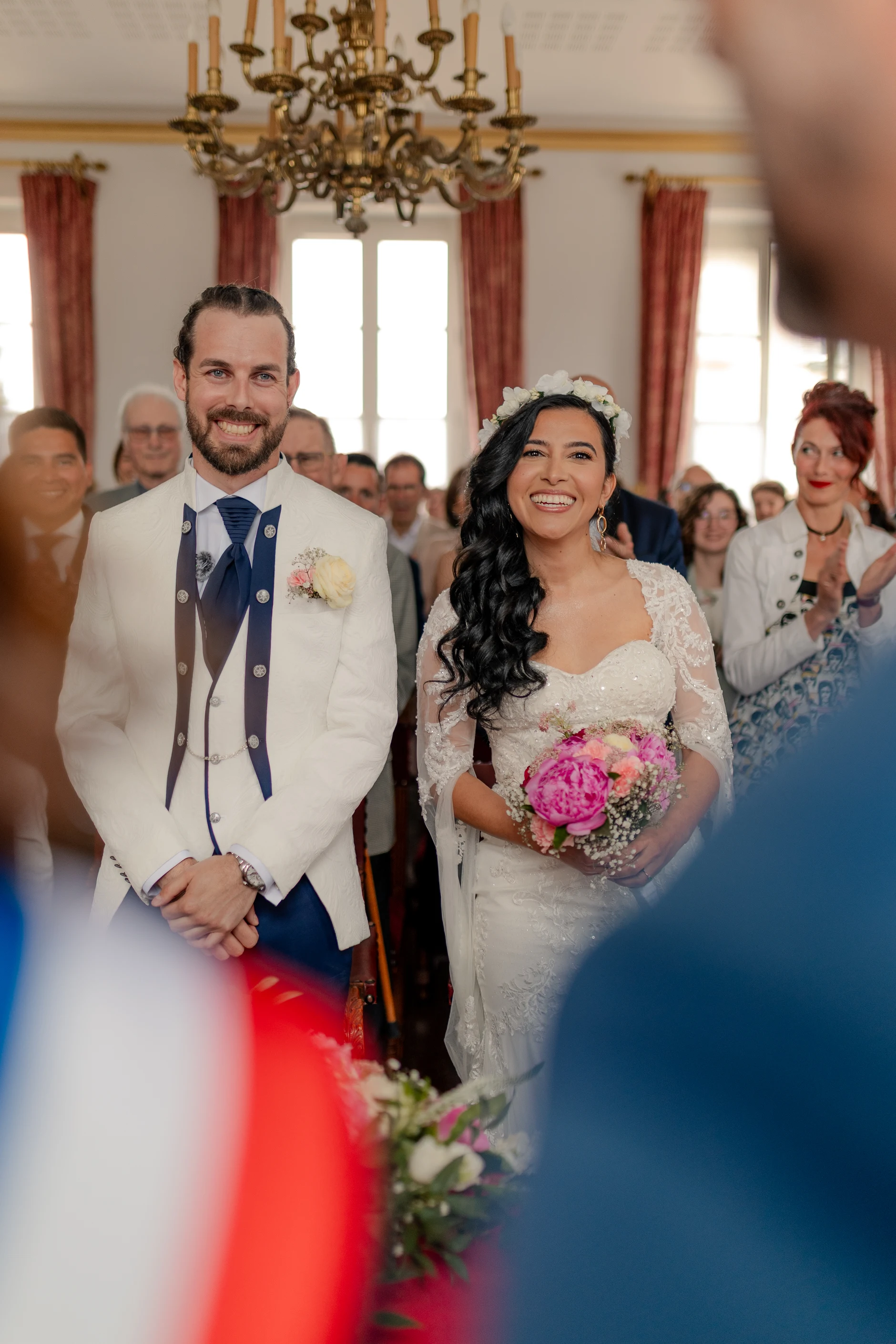 Couple sharing a moment at outdoor recepción – Deus y Romain boda Francia