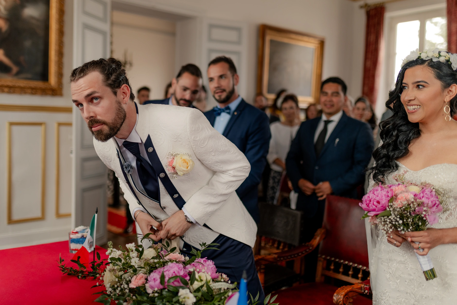 La novia Deus preparándose indoors, bridal preparation – fotografía de boda Francia