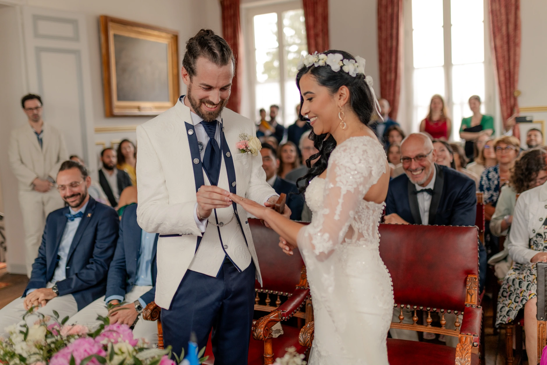 La novia Deus having makeup applied, preparándose – boda Milly-la-Forêt Francia
