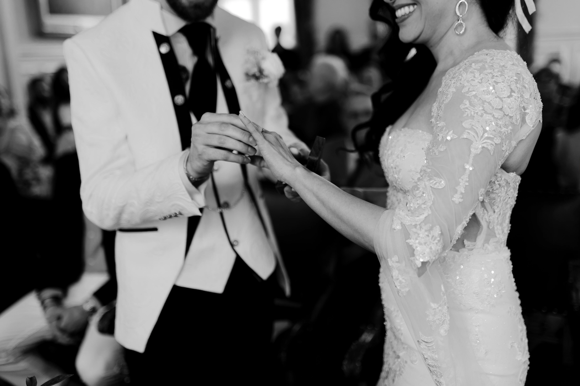 Hair and makeup preparation scene – Deus boda Francia