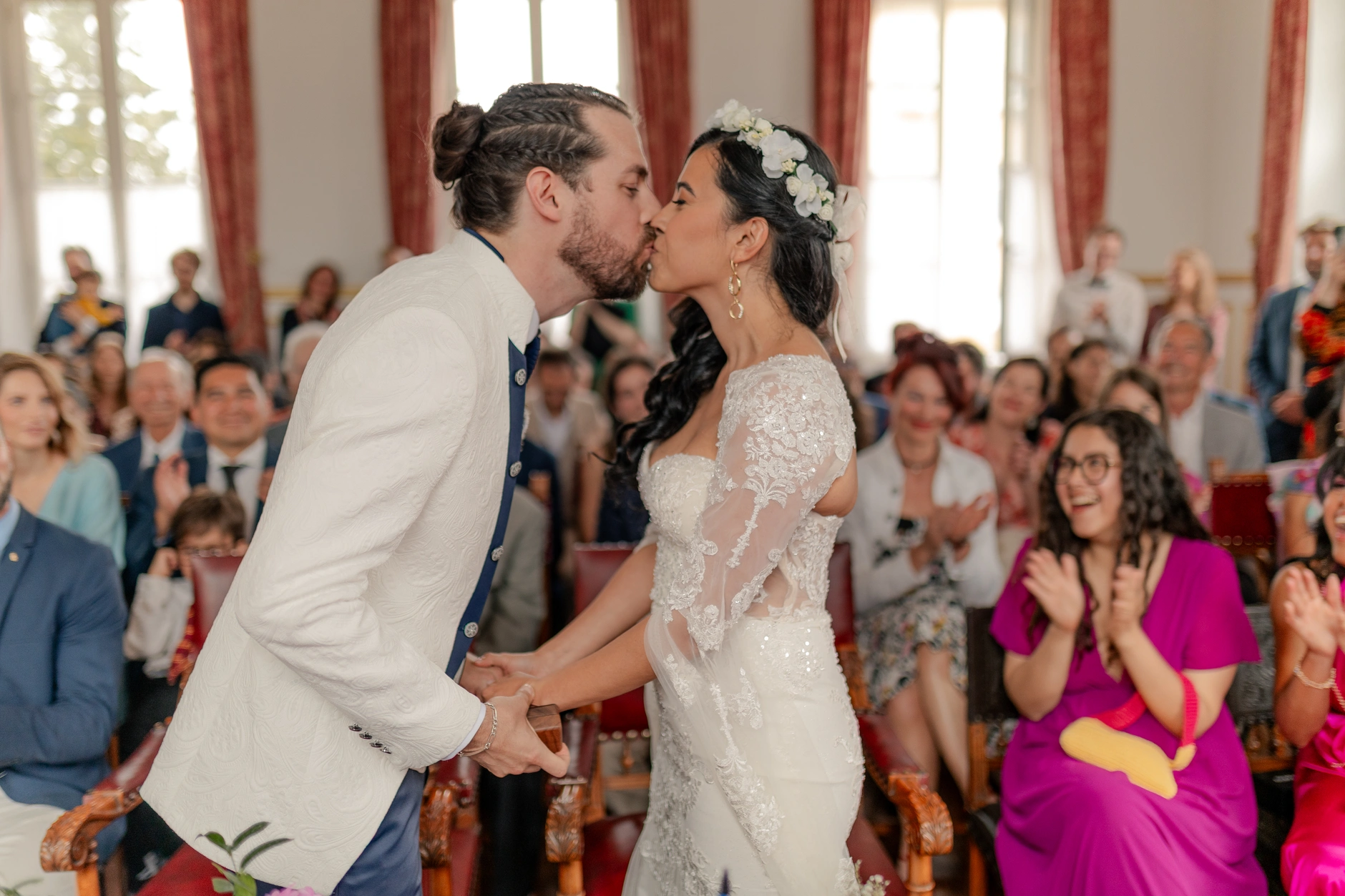 La novia Deus getting dressed indoors – boda Milly-la-Forêt Francia