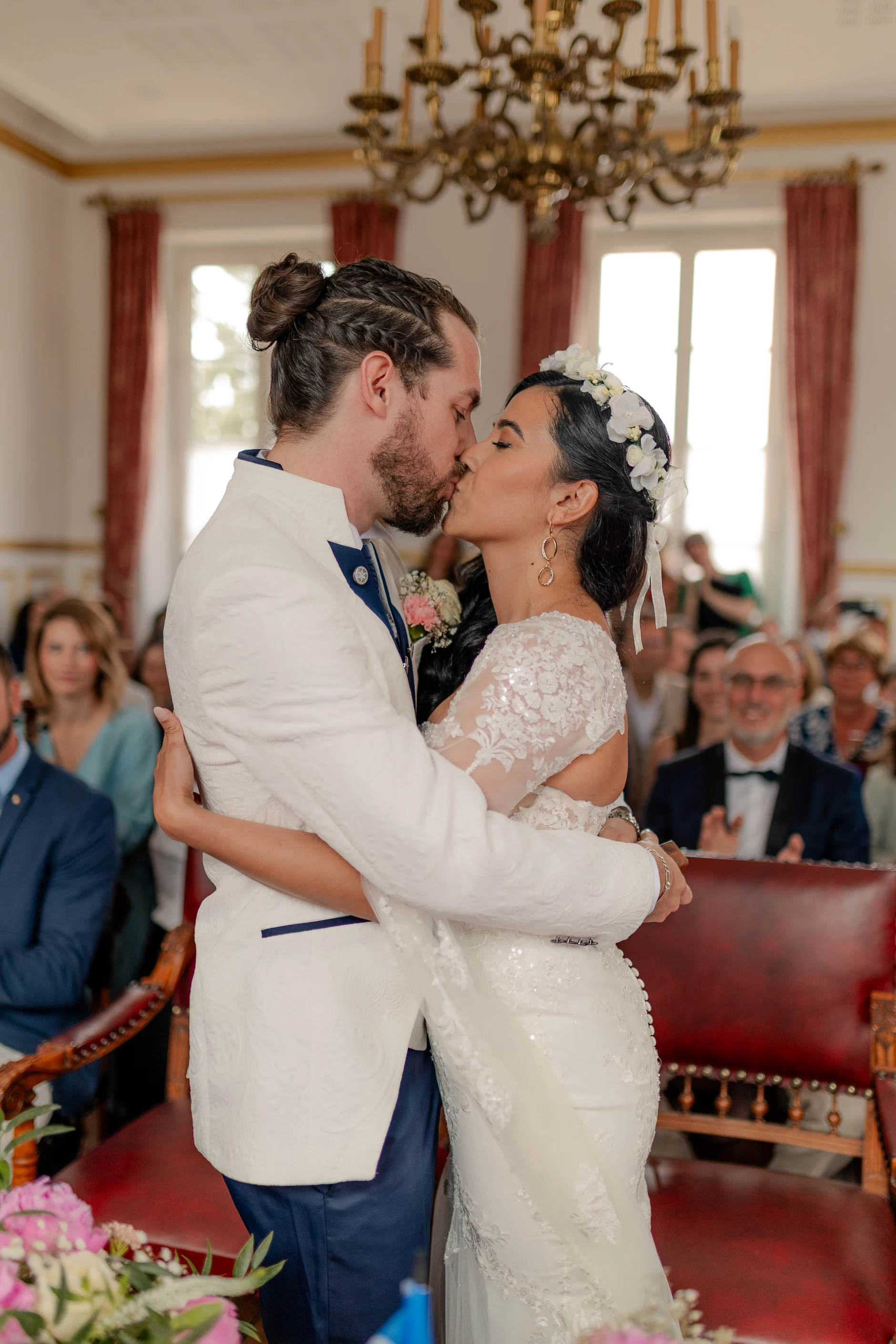 Wedding dress lacing detail during bridal prep – Deus y Romain boda Francia