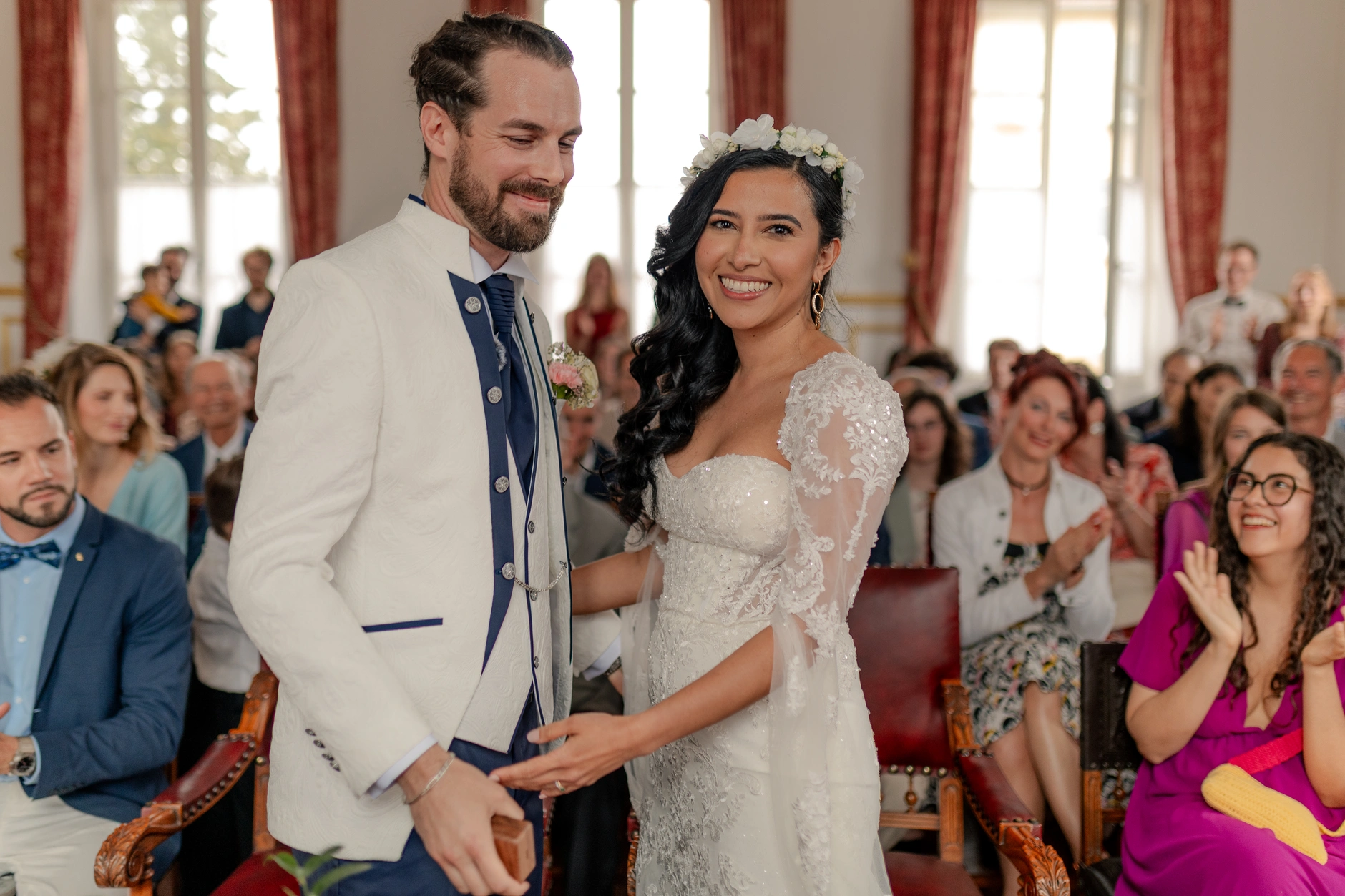 Indoor bridal preparation scene, natural light – fotografía de boda Milly-la-Forêt