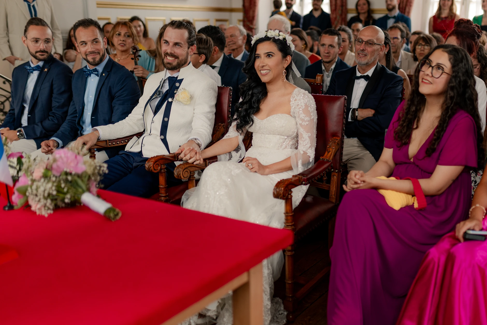 La novia Deus and bridesmaid preparándose – boda Milly-la-Forêt Francia