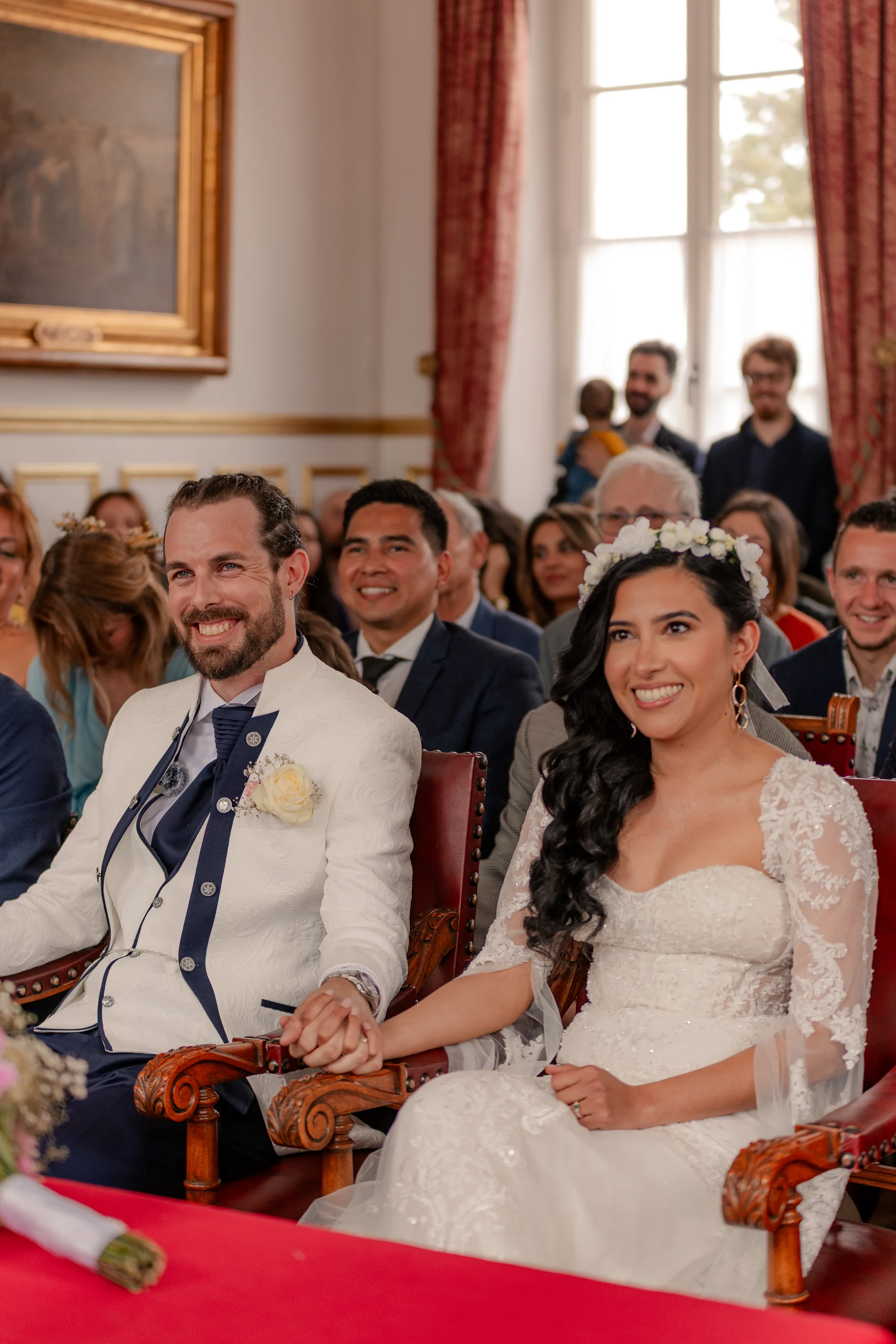 La novia Deus looking in mirror during preparation – boda Milly-la-Forêt