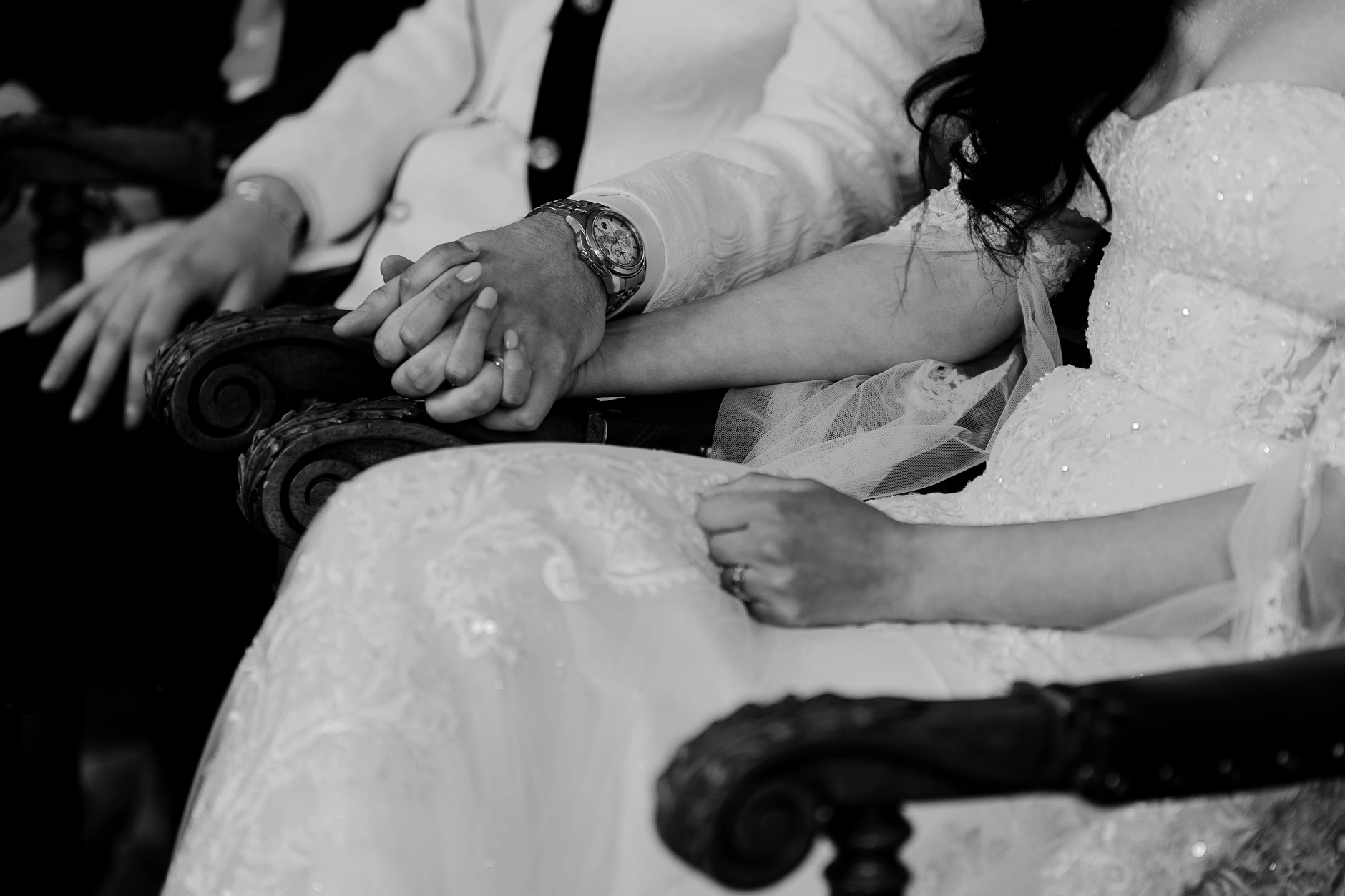 Bridal preparation detail shot, ramo nearby – boda Francia