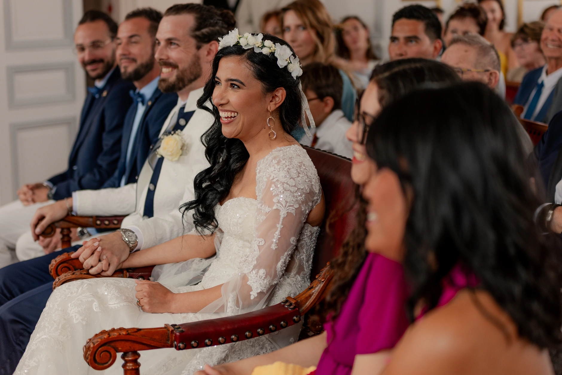 Getting ready with family members indoors – fotografía de boda Francia