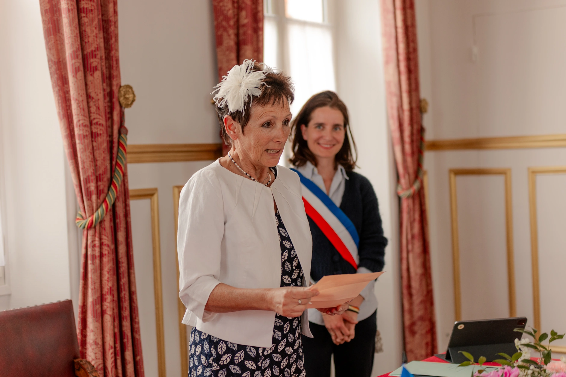 La novia Deus having flower crown placed – fotografía de boda Milly-la-Forêt