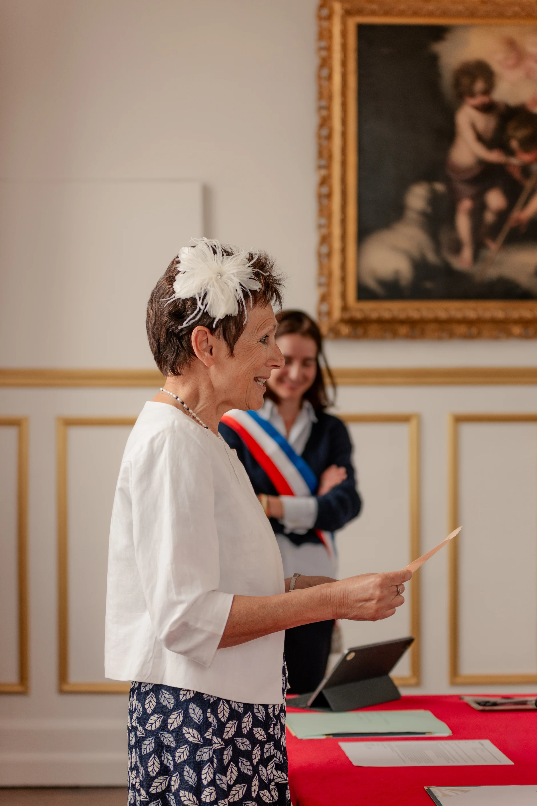 Indoor portrait of la novia Deus fully ready – boda Milly-la-Forêt Francia
