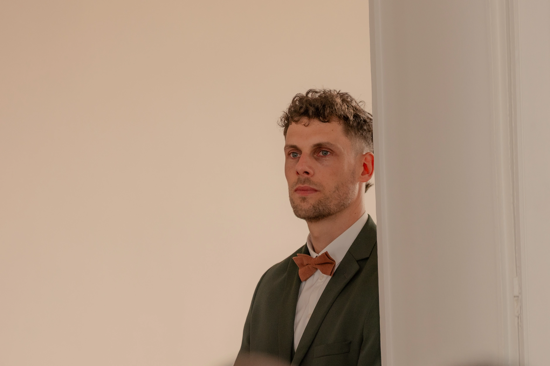 Reception hall with invitados arriving – fotografía de boda Francia
