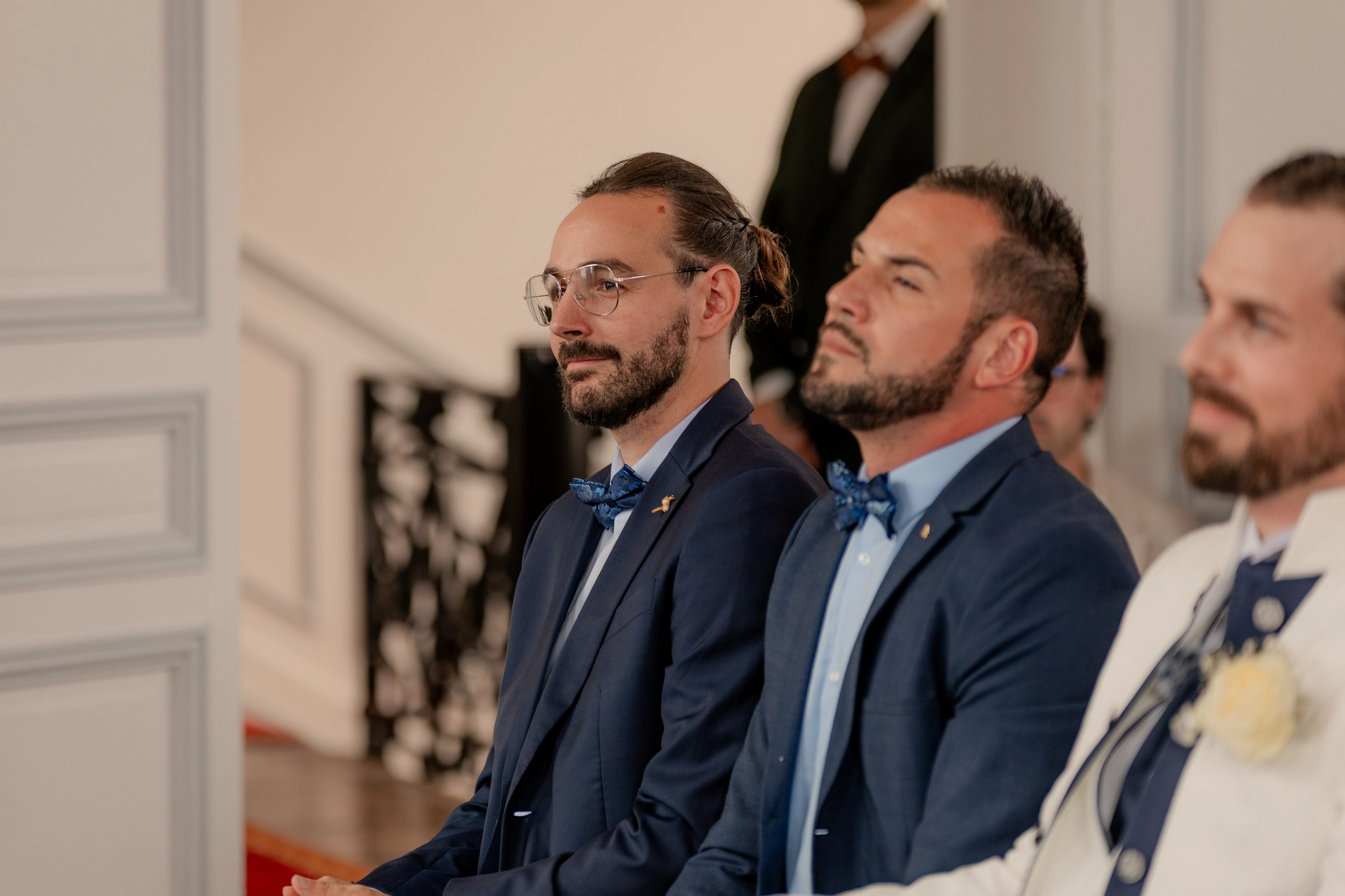 Indoor recepción celebration begins – fotografía de boda Milly-la-Forêt Francia