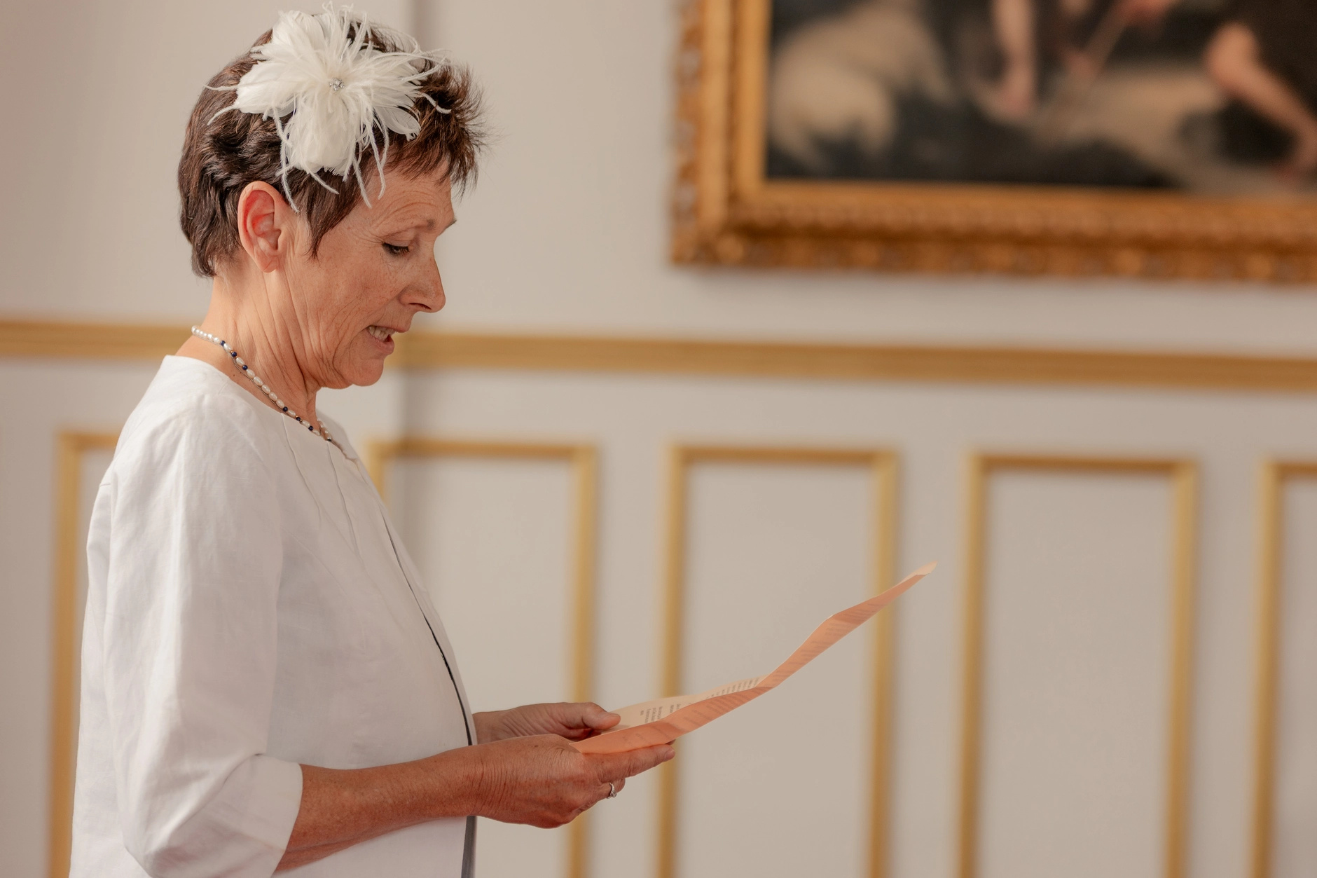 La pareja besándose en la recepción interior – fotografía de boda Francia