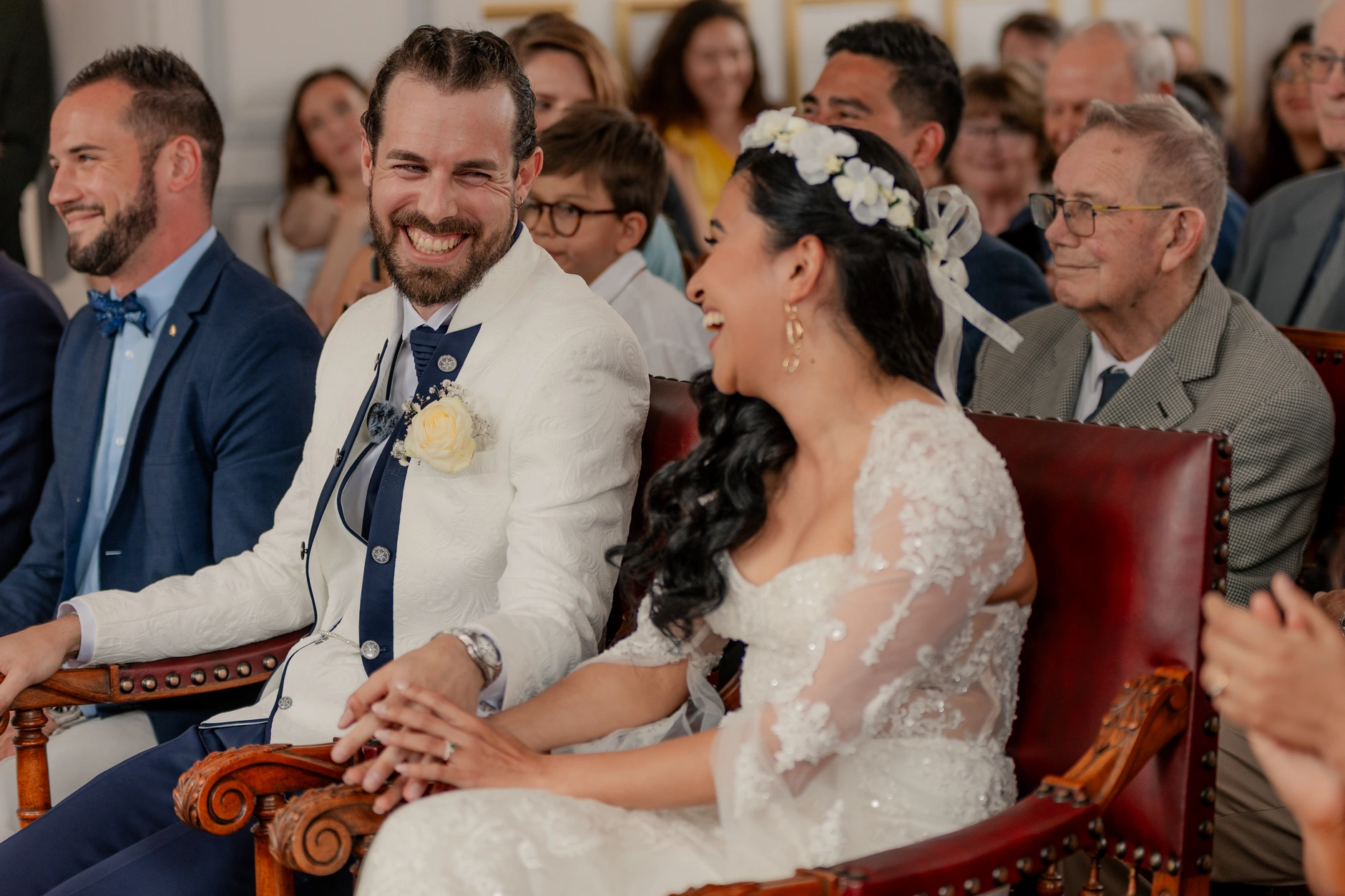 Escena de pista de baile en la recepción interior – Deus y Romain boda Francia