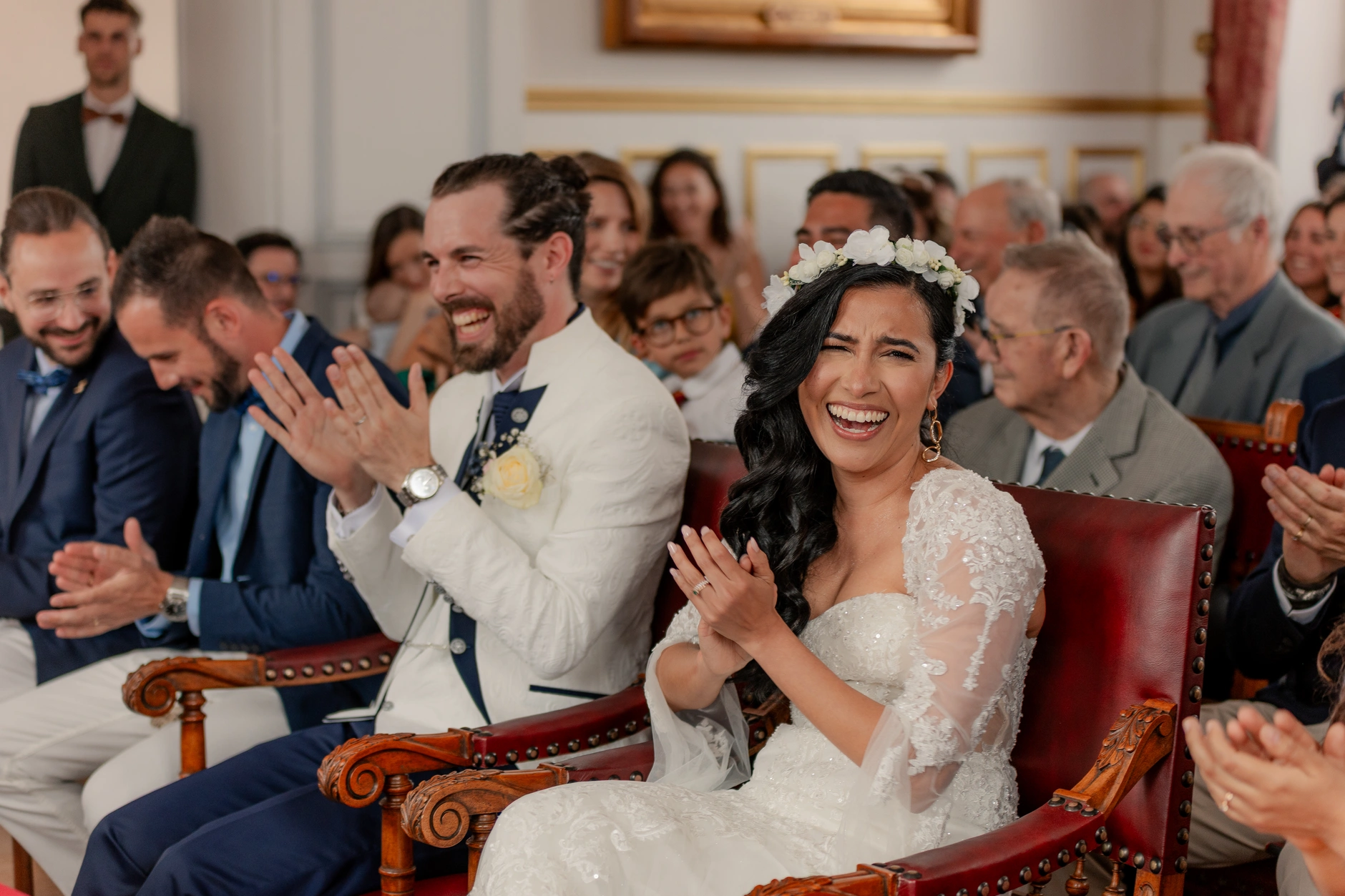 Indoor recepción momento espontáneo – fotografía de boda Milly-la-Forêt Francia