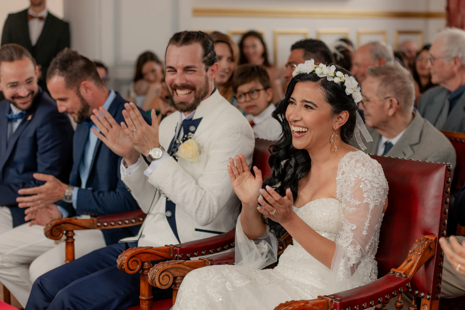 Invitados celebrating en la recepción interior – fotografía de boda Francia