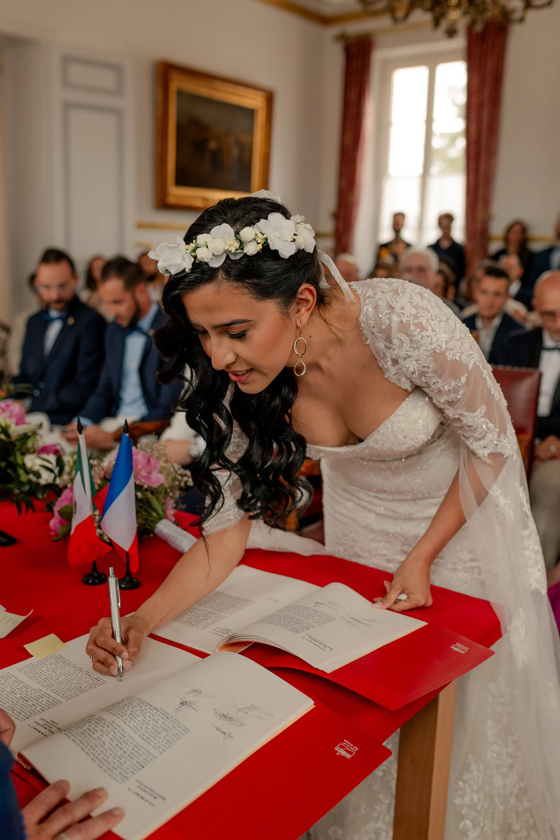 Retrato de pareja indoors at recepción – Deus y Romain boda Milly-la-Forêt