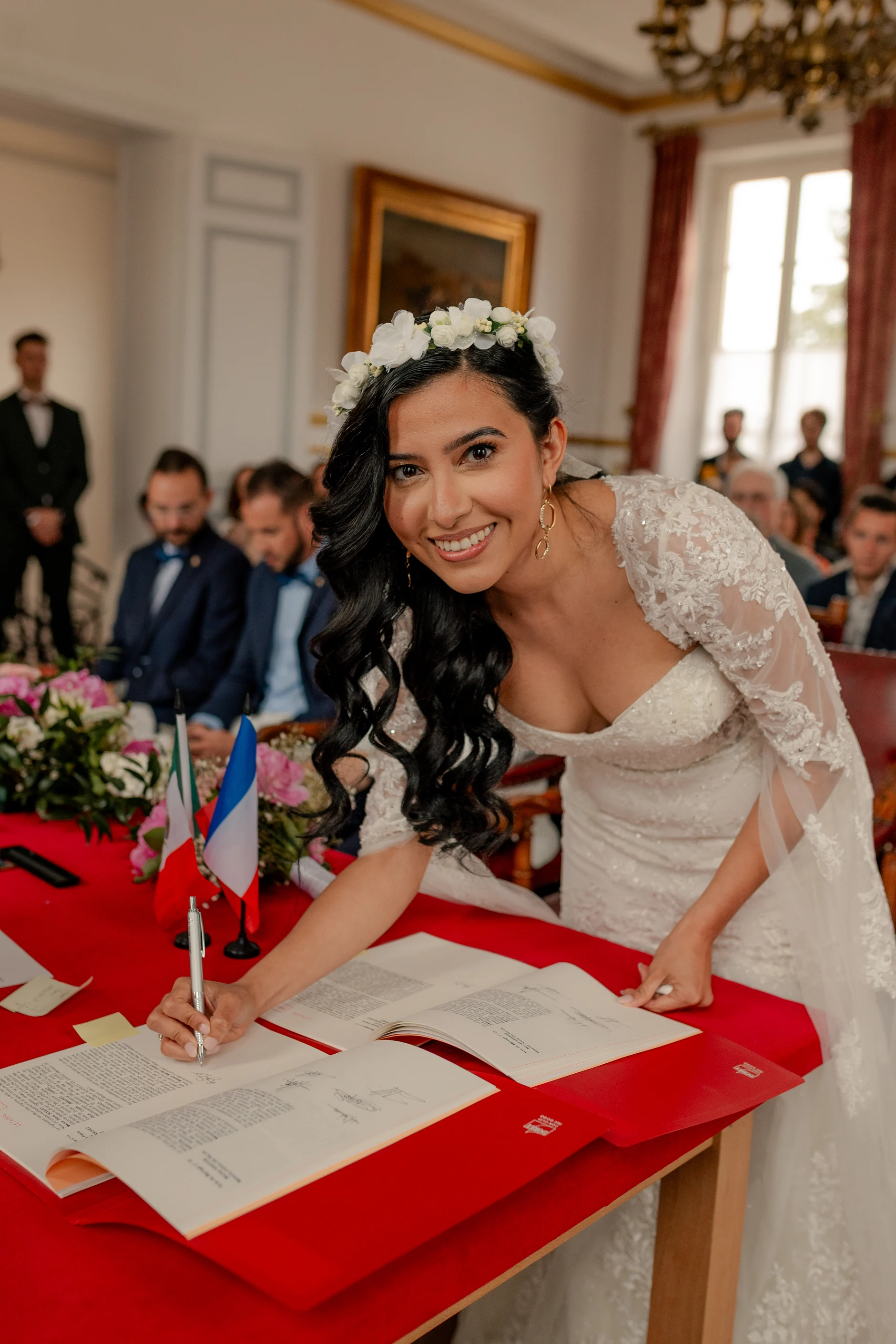 Indoor recepción moment, invitados bailando – fotografía de boda Francia