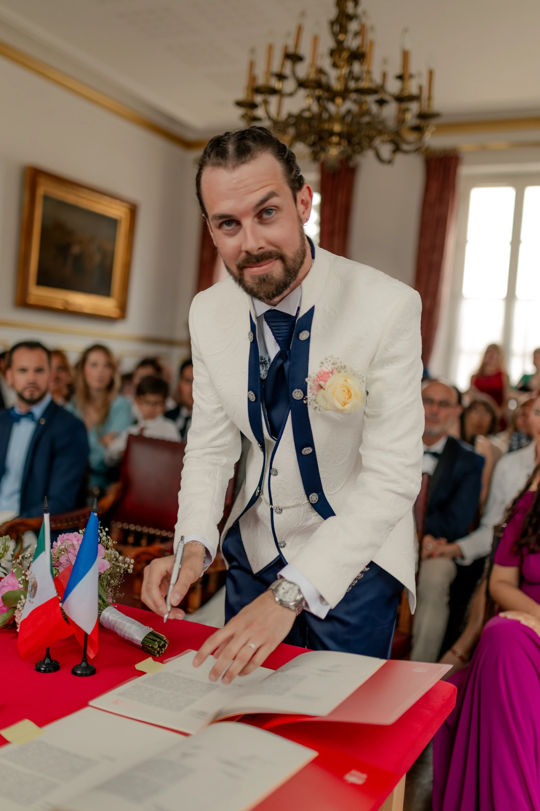 Reception invitados group portrait – boda Milly-la-Forêt Francia