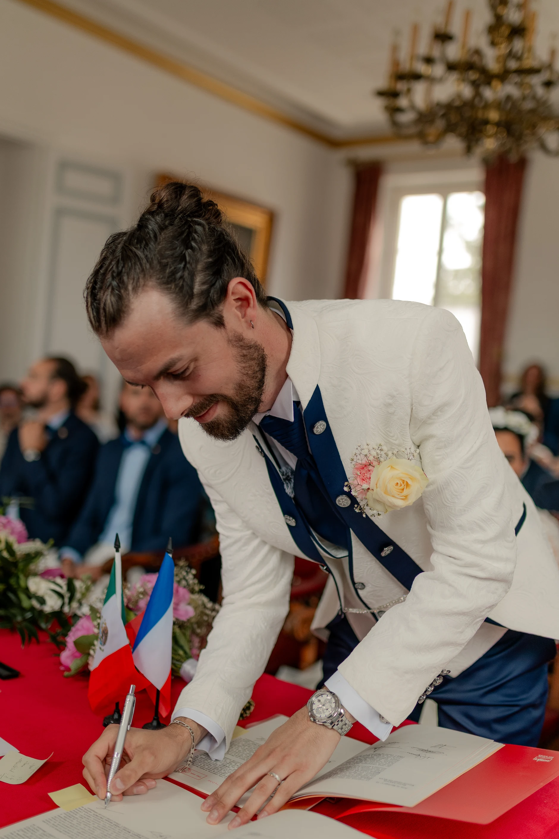 Indoor recepción bailando, colorful scene – fotografía de boda Milly-la-Forêt Francia