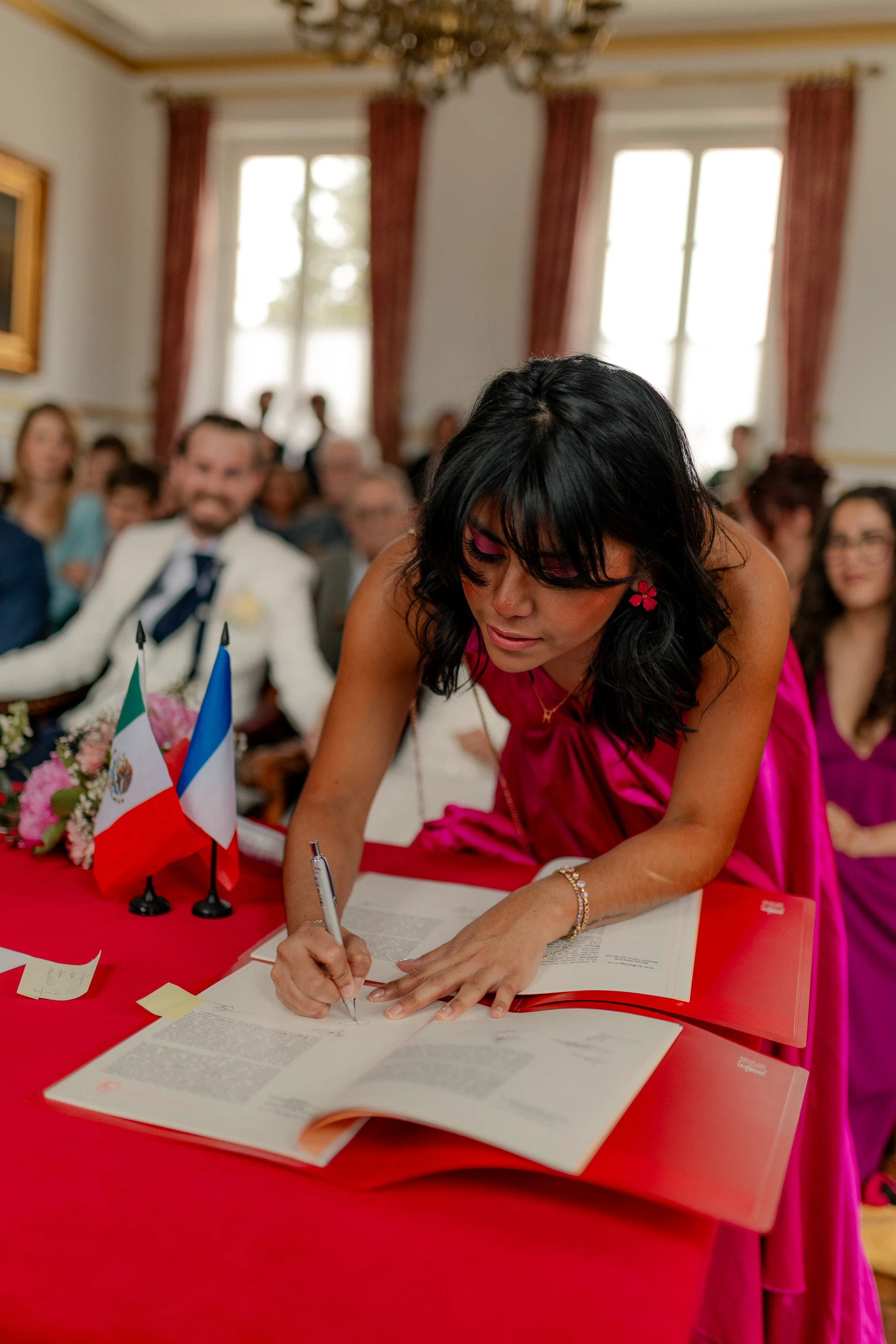 Reception crowd on dance floor – Deus y Romain boda Francia