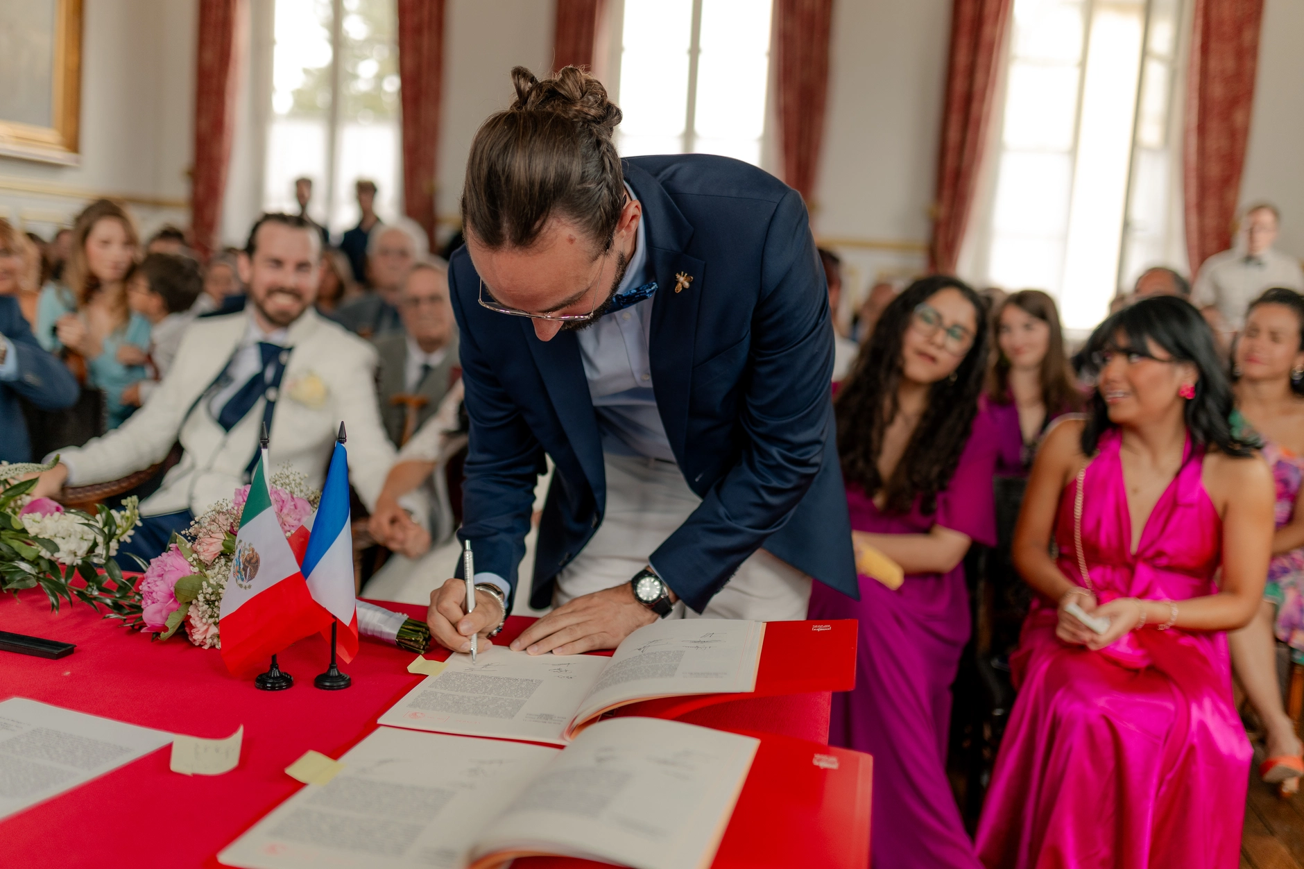 Indoor wedding recepción candid – fotografía de boda Milly-la-Forêt Francia