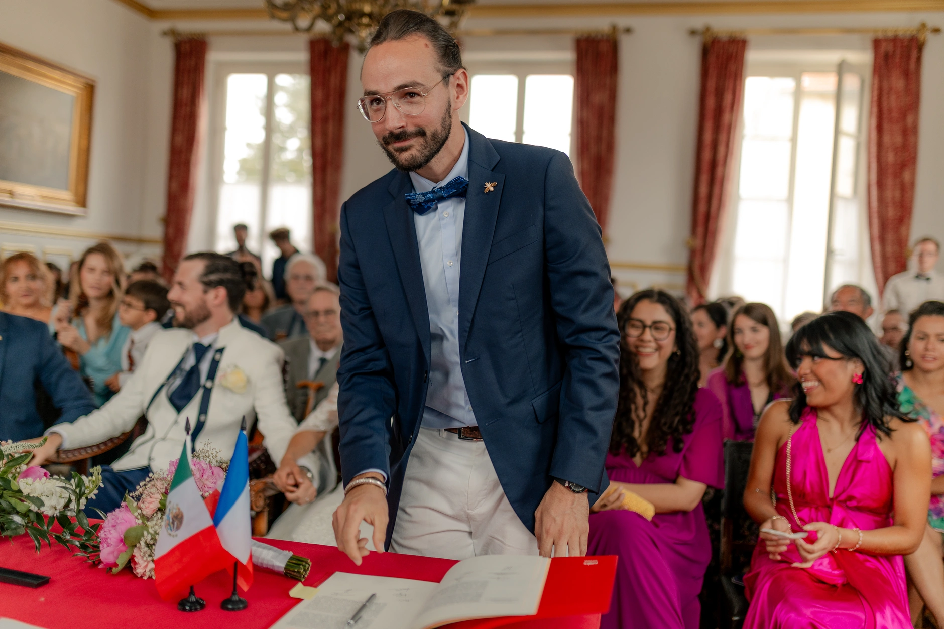La pareja riendo en la recepción interior – fotografía de boda Francia