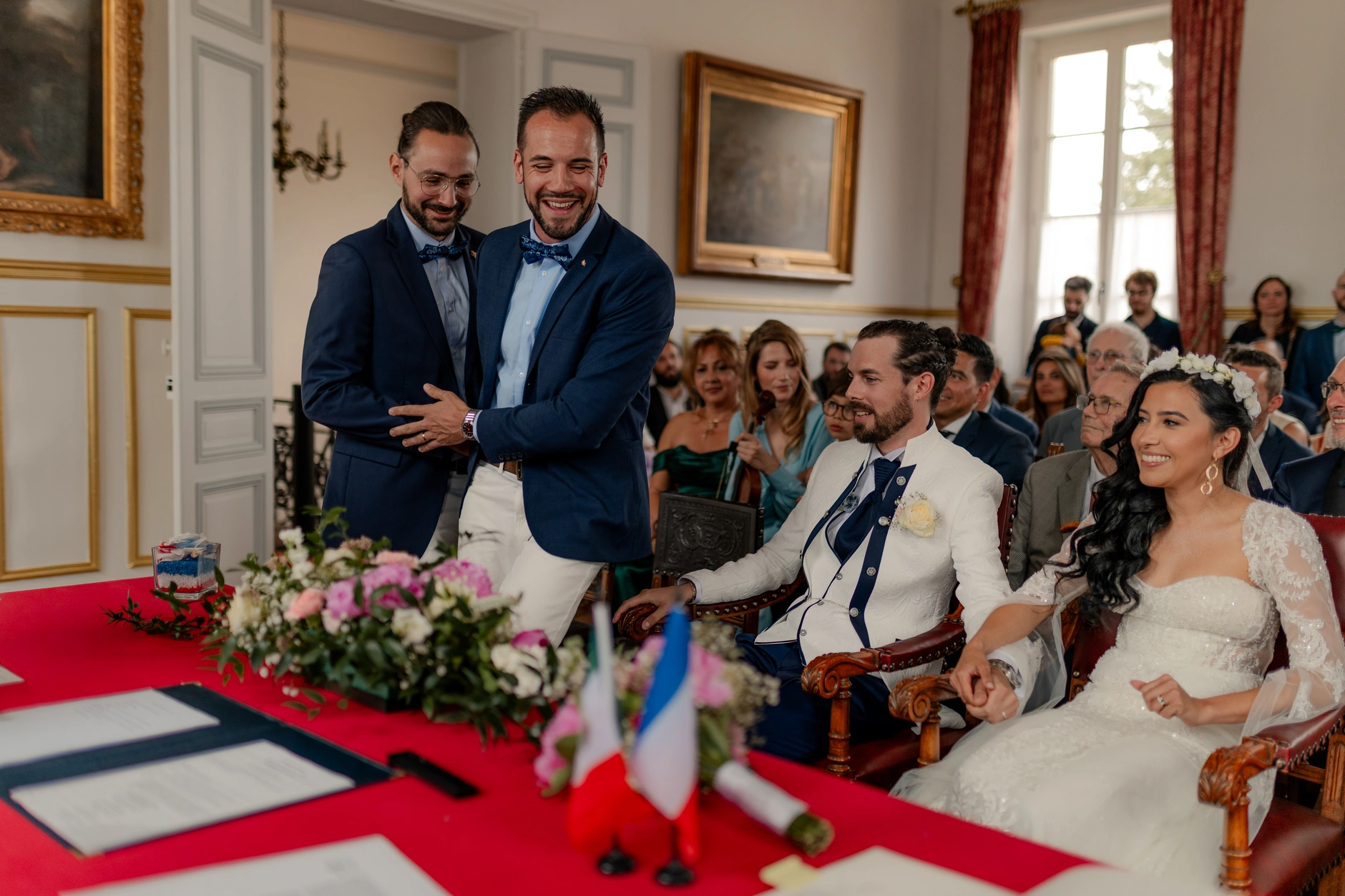 Retrato de invitado en la recepción interior – Deus y Romain boda Milly-la-Forêt