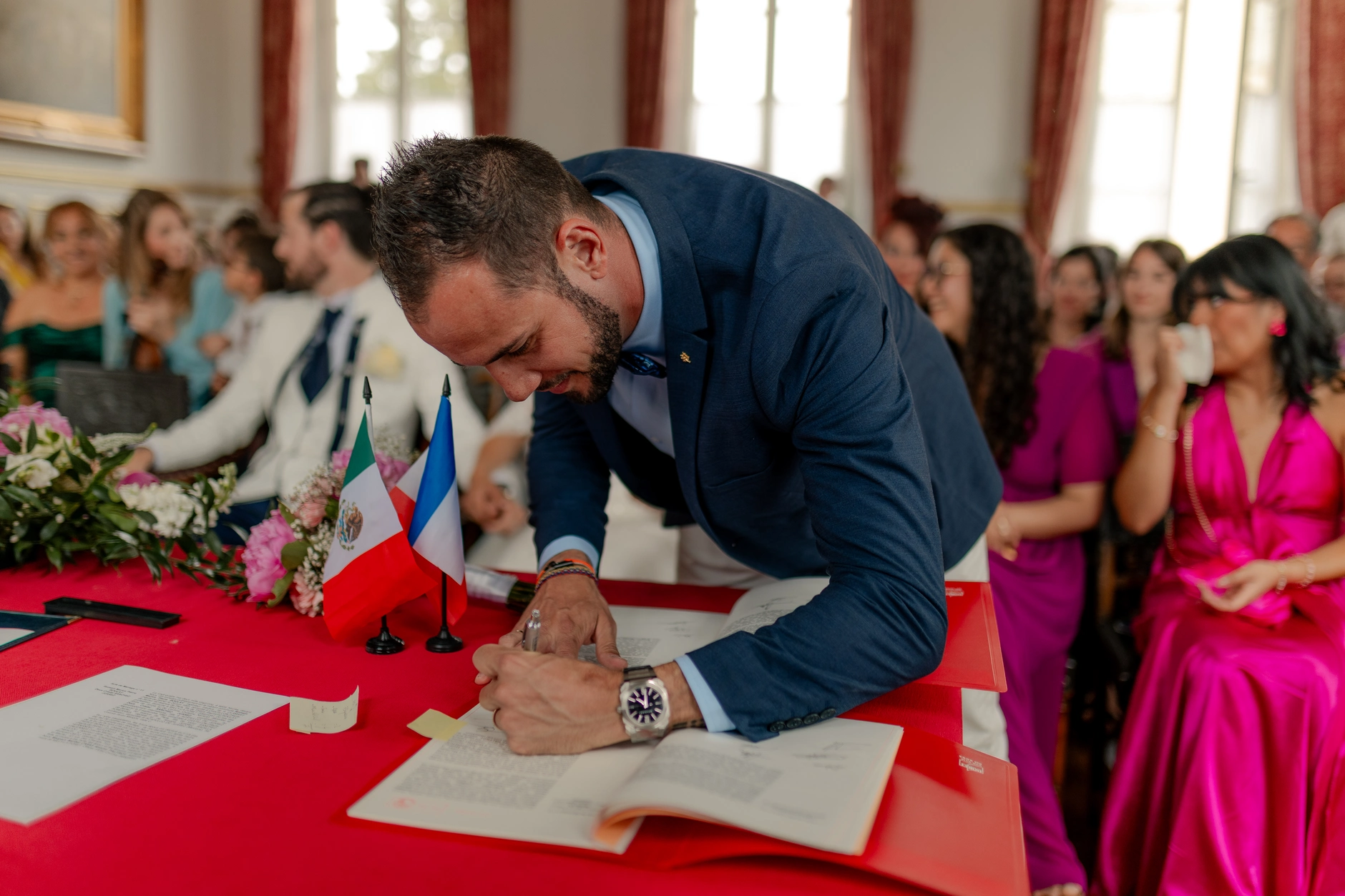 Wide indoor recepción scene – fotografía de boda Francia