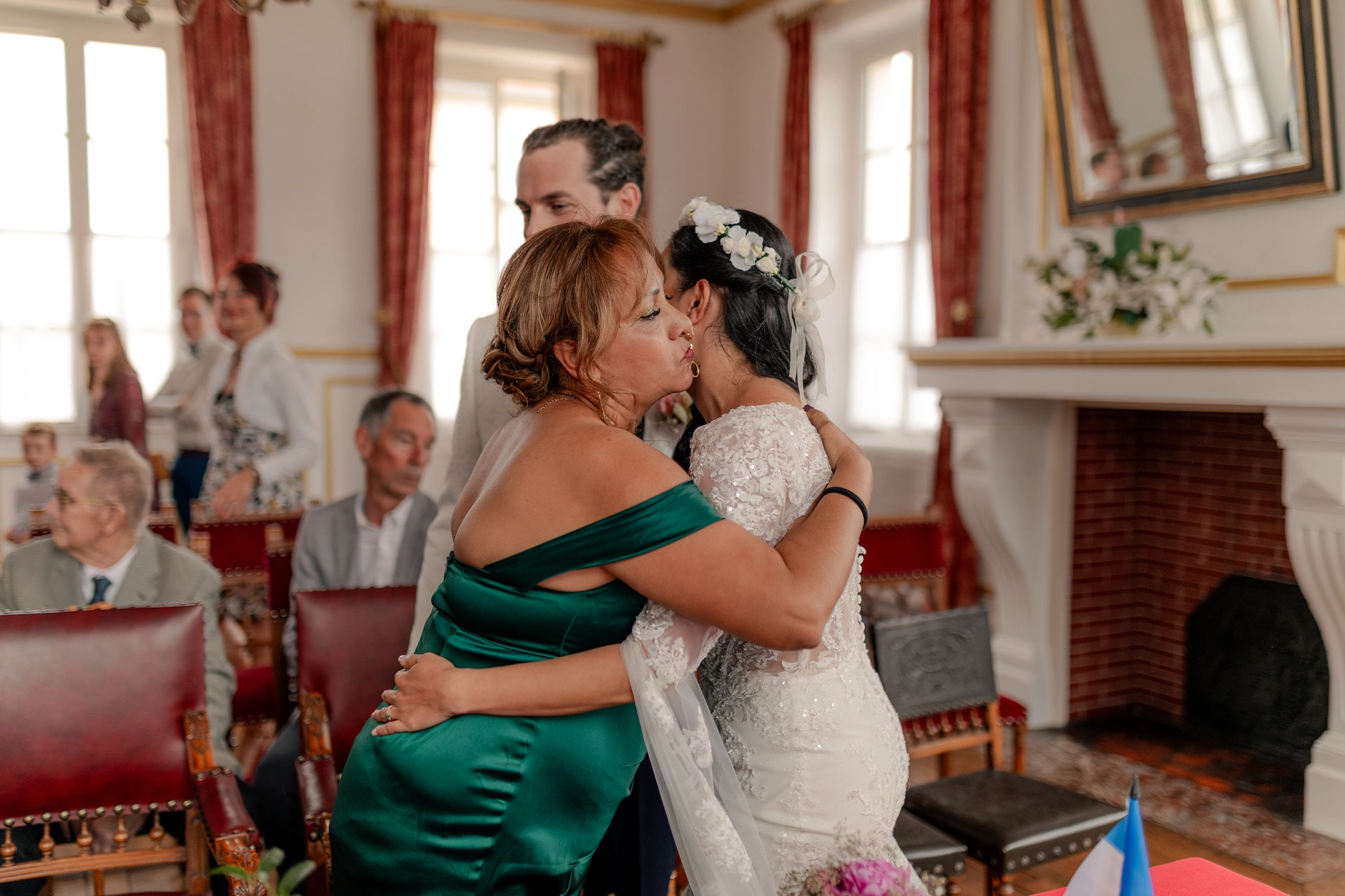 La pareja abrazándose en la recepción interior – Deus y Romain boda Milly-la-Forêt Francia
