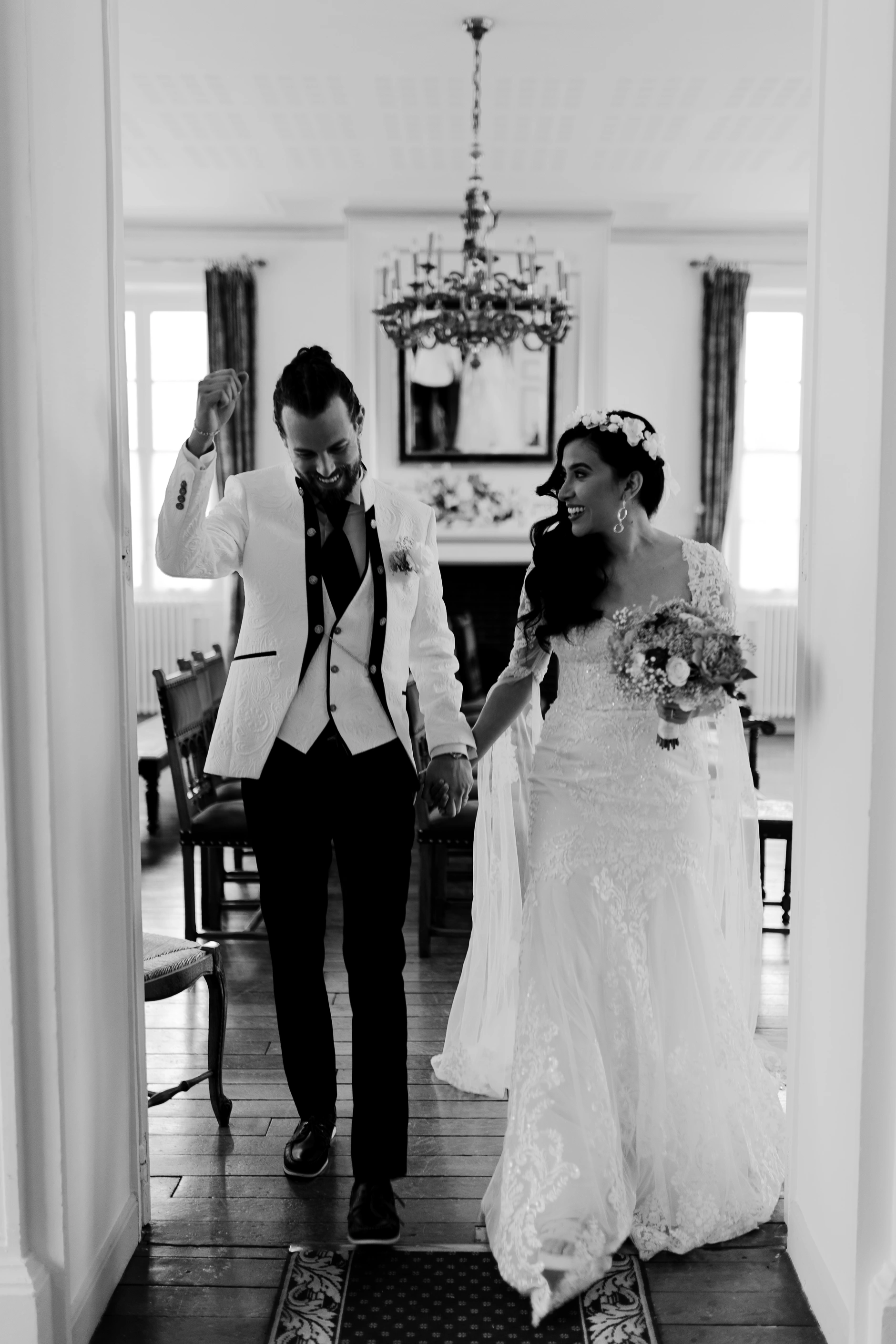 Invitados en la recepción interior, candid – Deus y Romain boda Francia