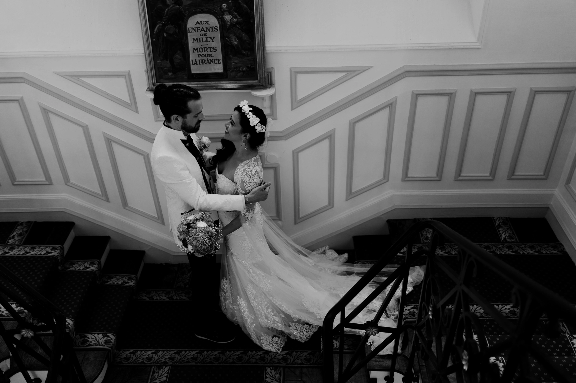 Invitados celebrating en la recepción interior – boda Milly-la-Forêt Francia