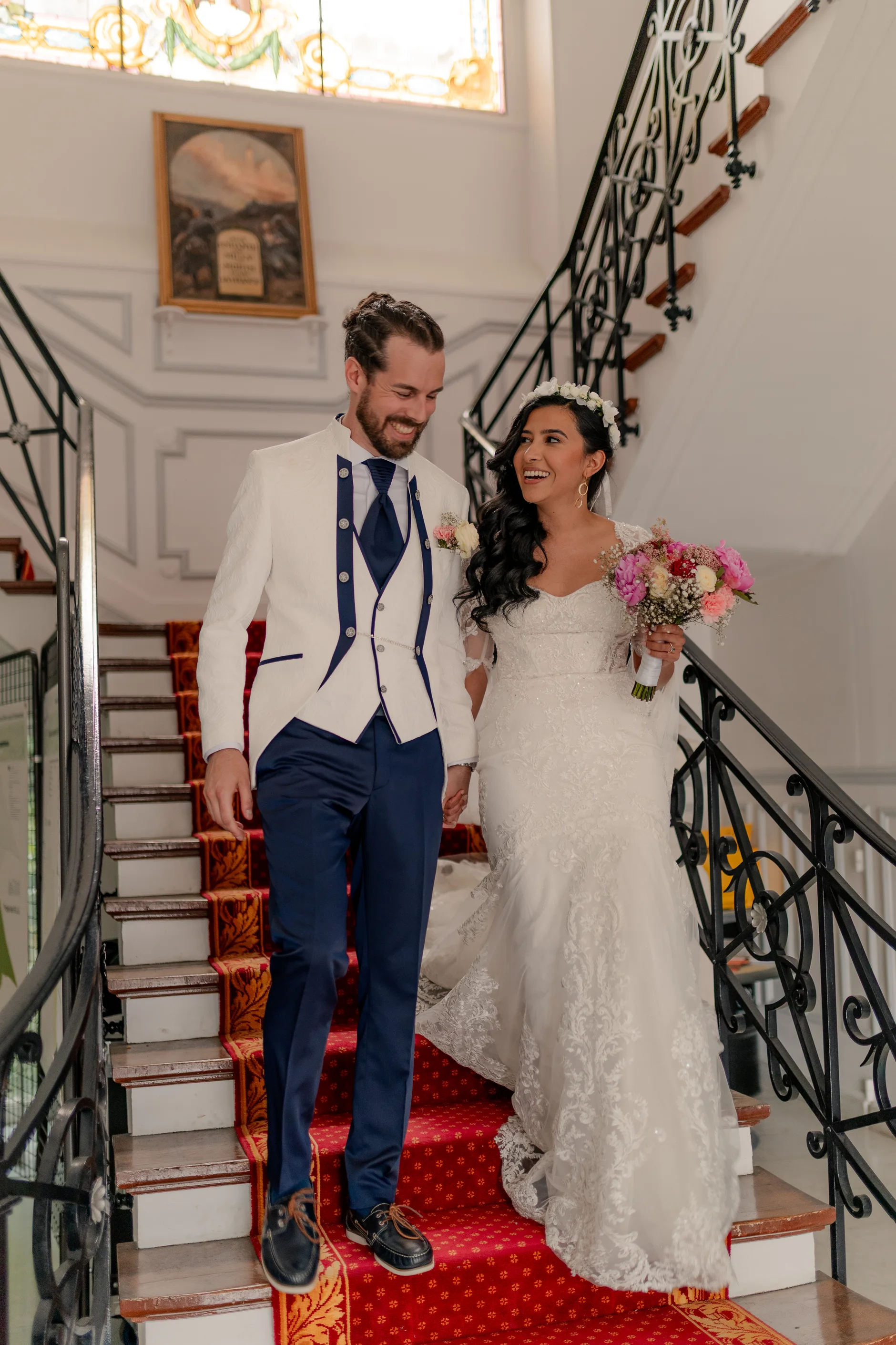 La pareja besándose en la recepción interior – Deus y Romain boda Milly-la-Forêt Francia