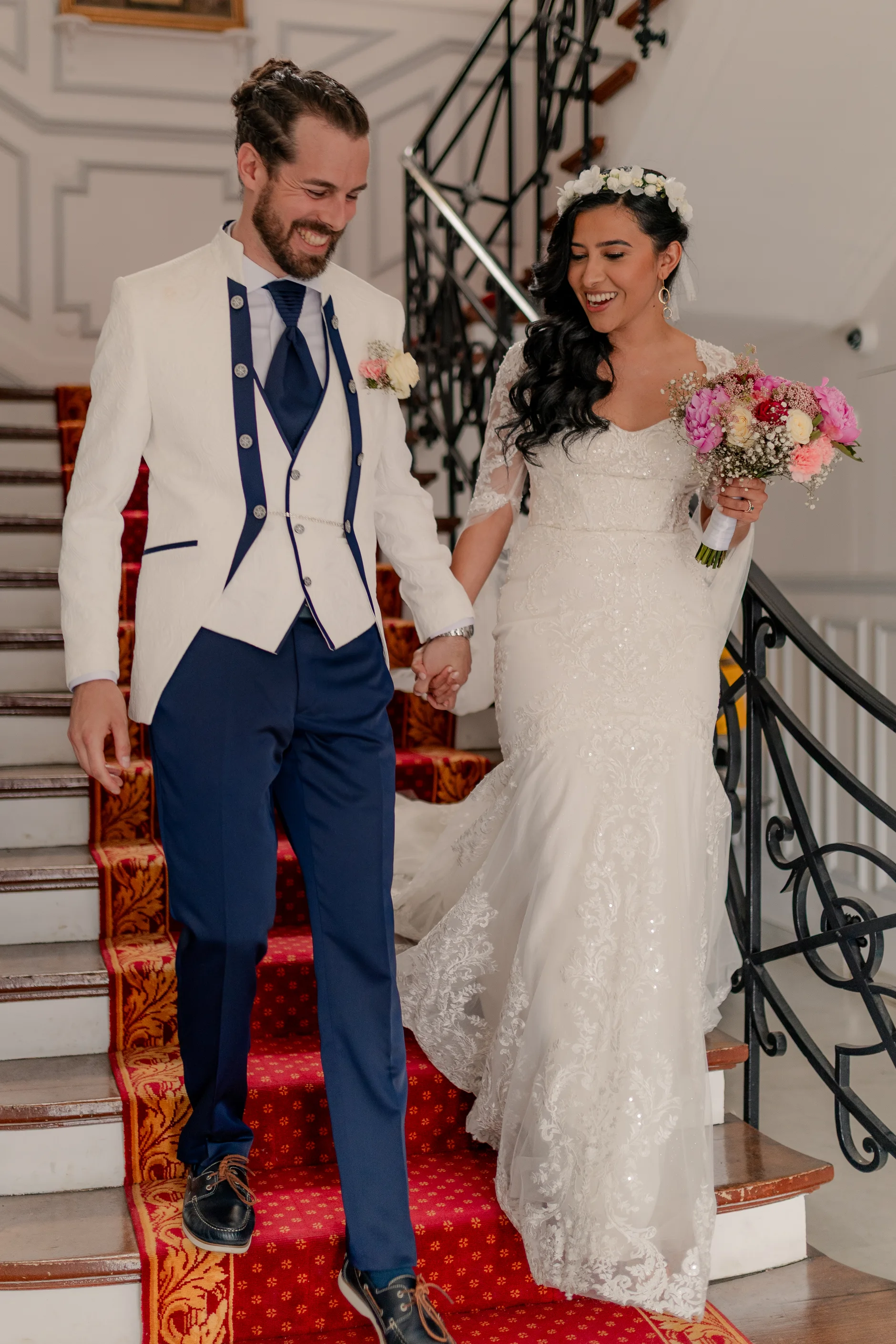Invitados portrait en la recepción interior – boda Milly-la-Forêt Francia