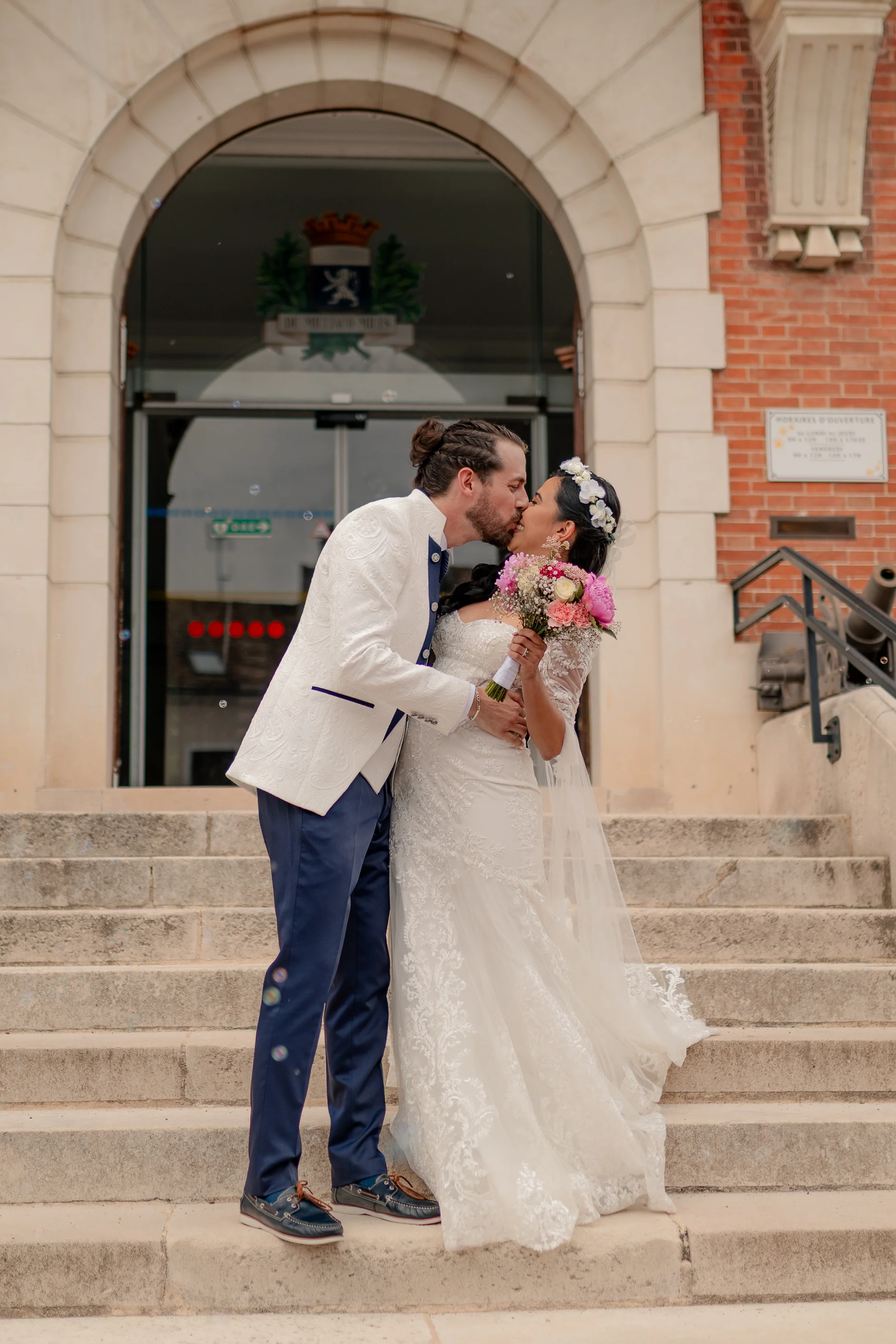 Indoor recepción close-up candid – Deus y Romain boda Milly-la-Forêt Francia