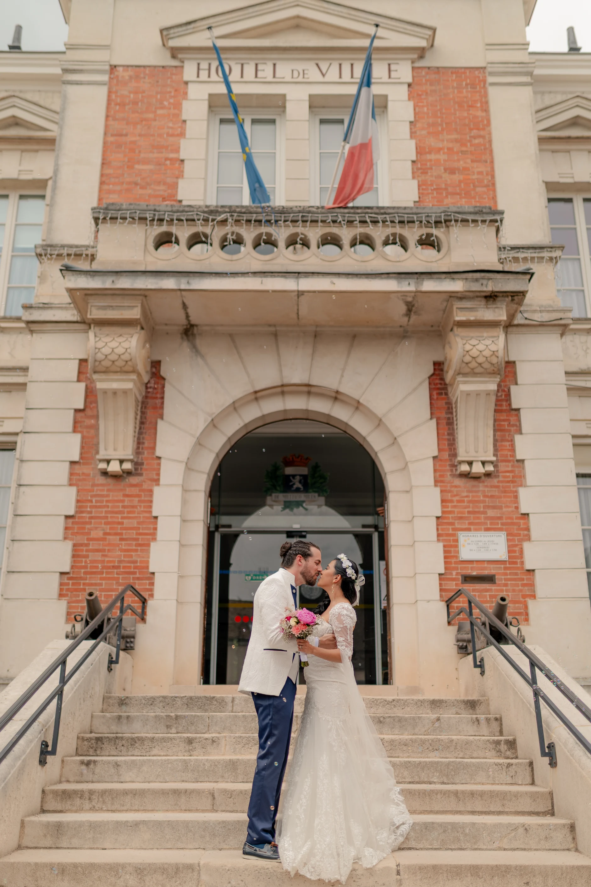 Indoor celebration candid – fotografía de boda Milly-la-Forêt Francia