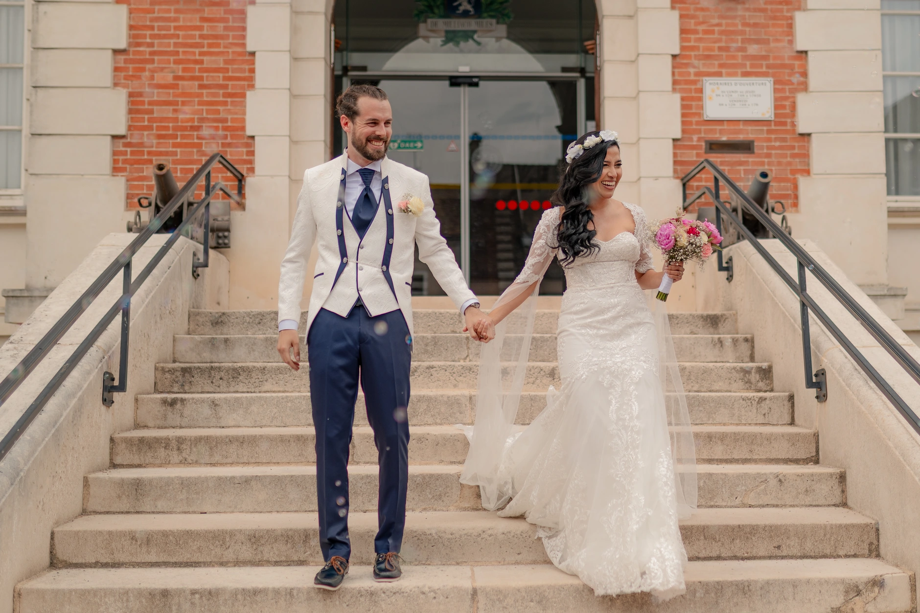 La novia y el novio indoors at recepción – fotografía de boda Milly-la-Forêt