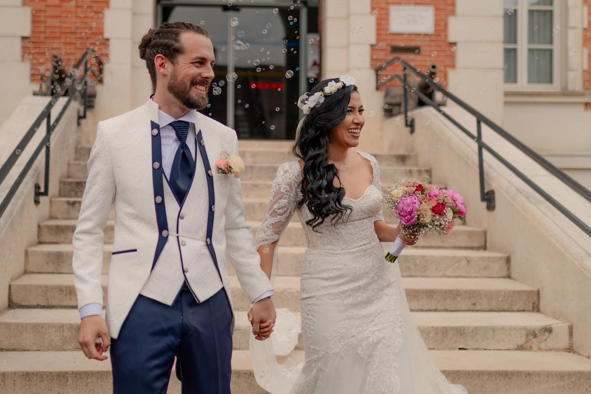 Momento de pareja en la recepción interior – fotografía de boda Francia