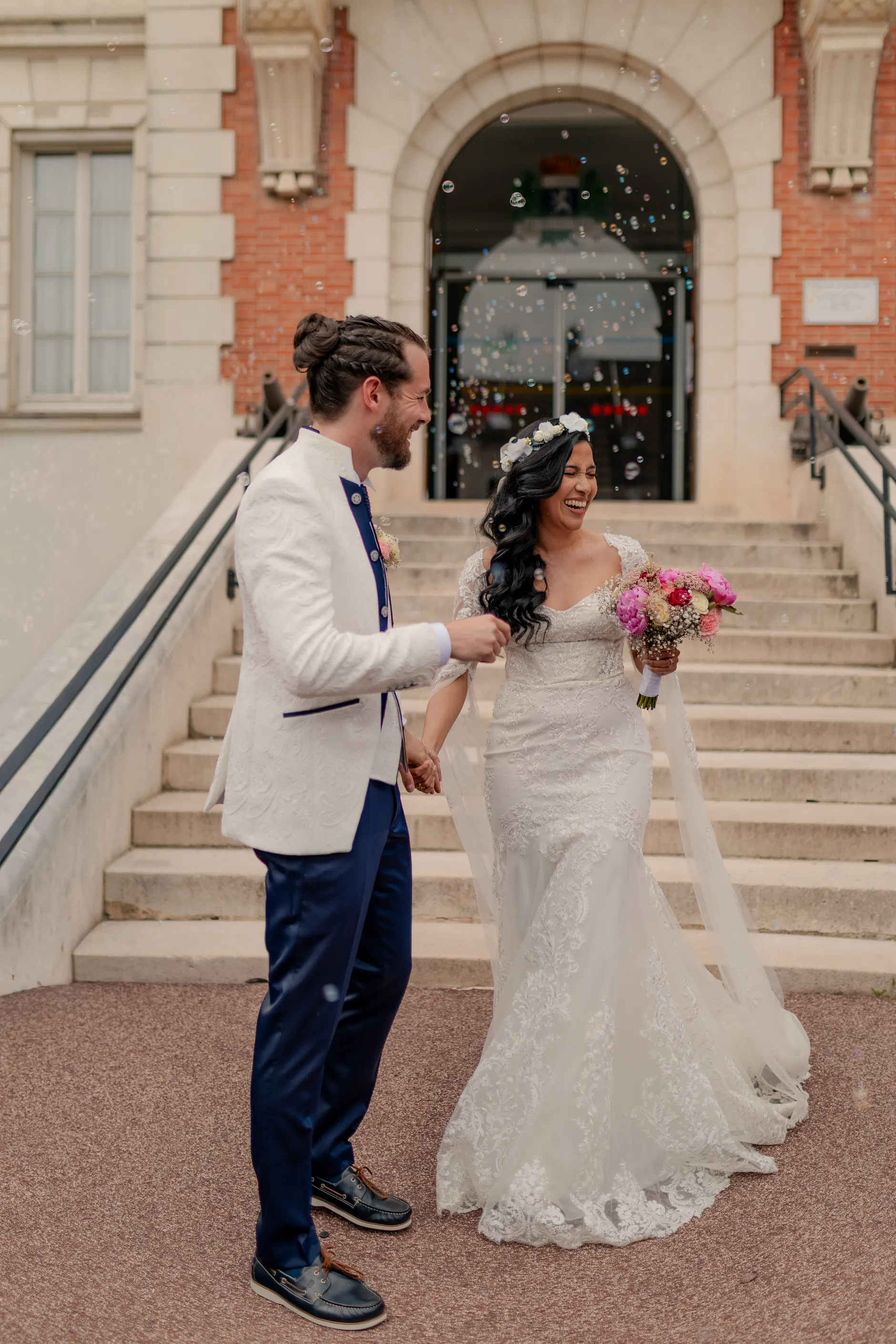 Indoor celebration moment – fotografía de boda Milly-la-Forêt Francia