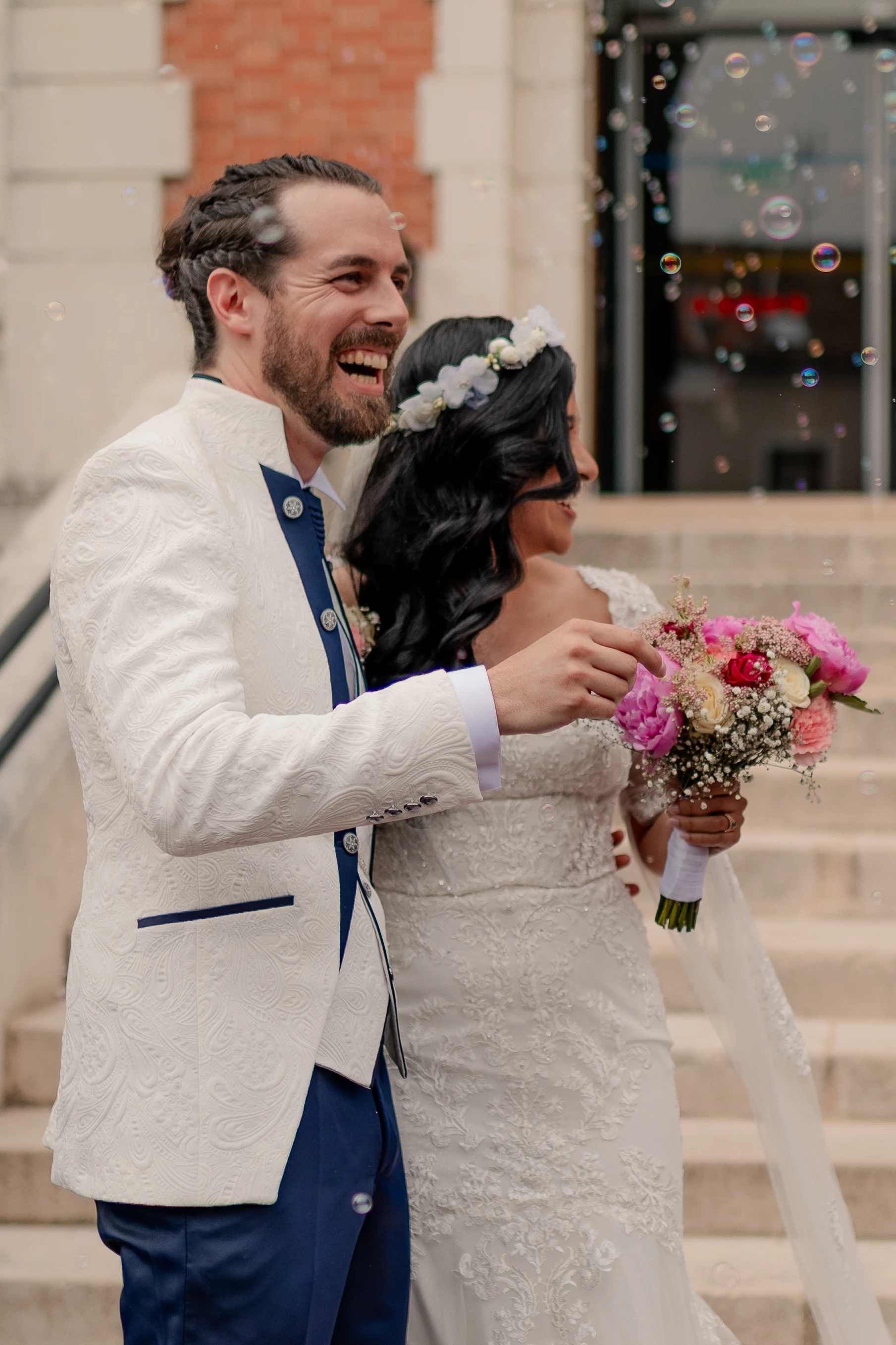 Invitados en la recepción interior – Deus y Romain boda Francia